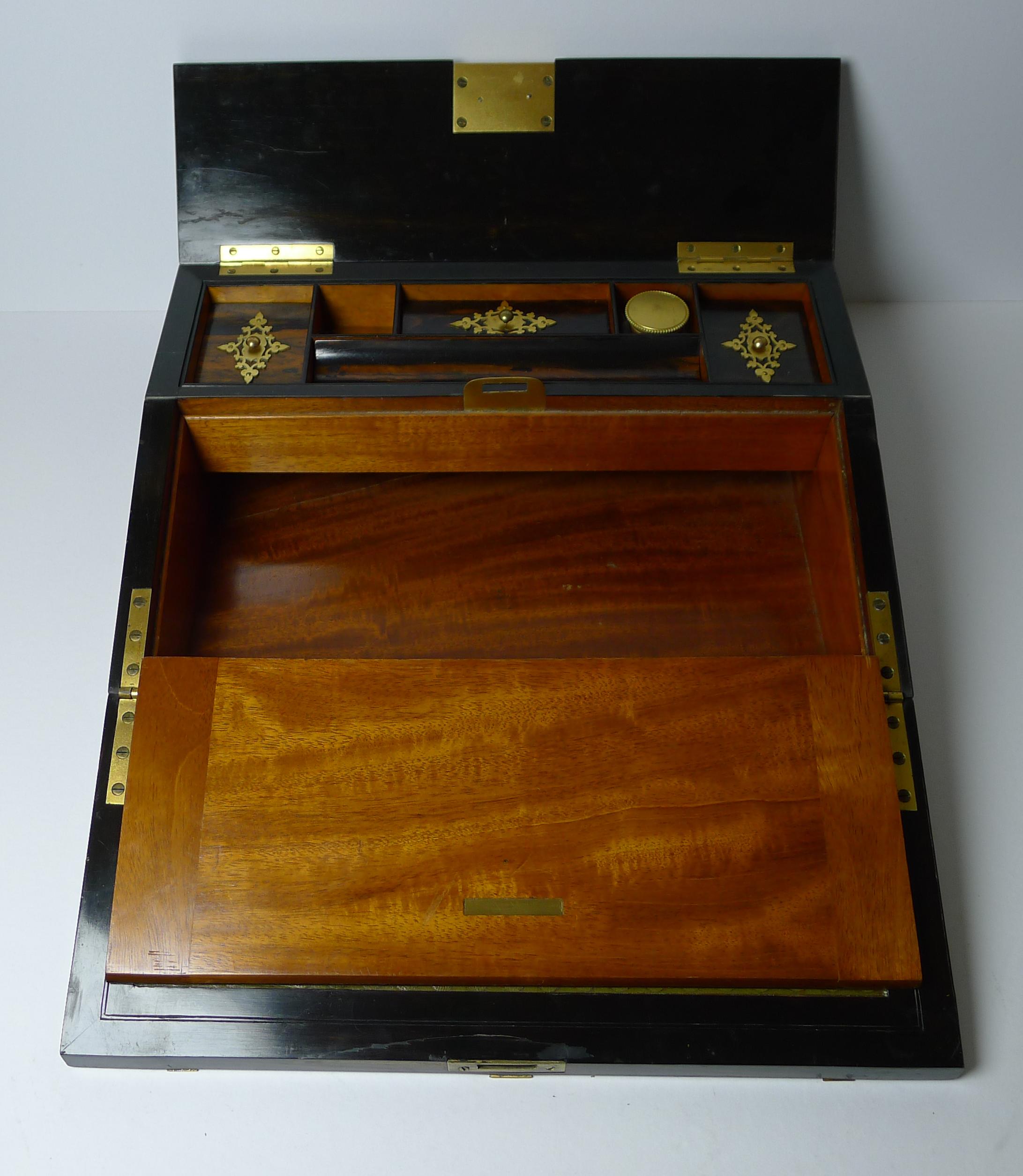 Antiker englischer Coromandel-Lappen-Schreibtisch aus vergoldeter Bronze (Viktorianisch) im Angebot