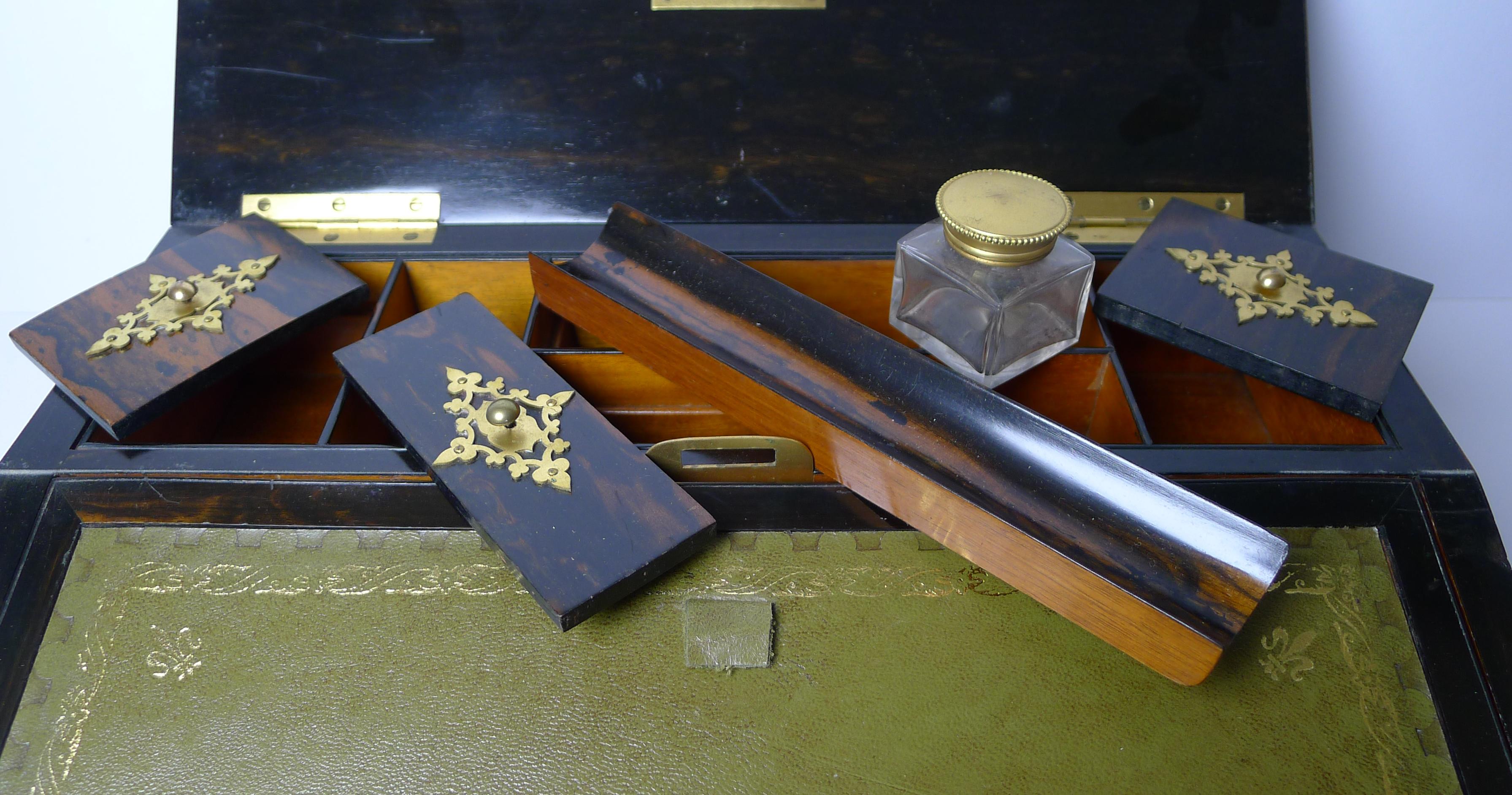 Antiker englischer Coromandel-Lappen-Schreibtisch aus vergoldeter Bronze (Britisch) im Angebot