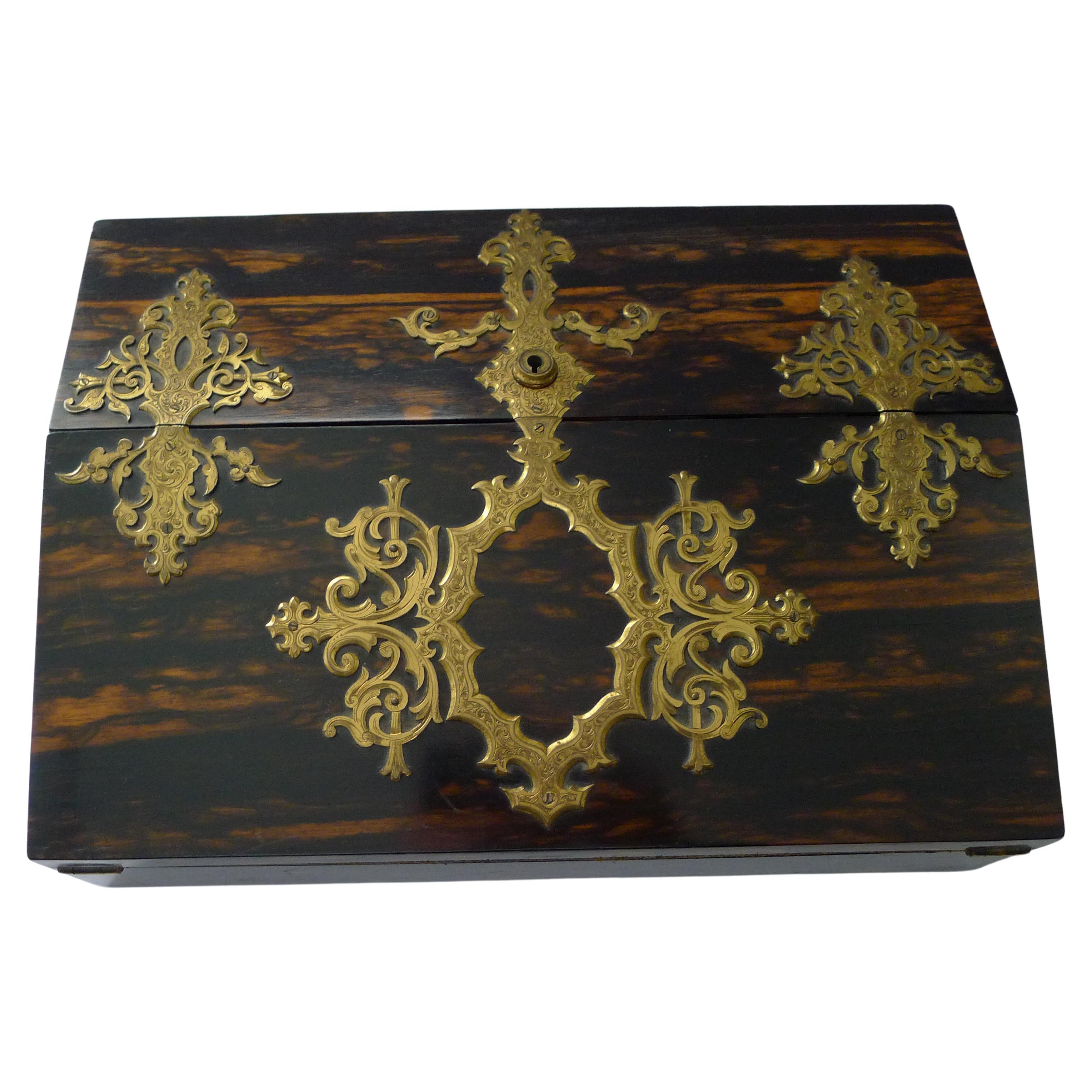 Pregevole scrivania antica inglese in bronzo dorato montata su Coromandel Lap Desk