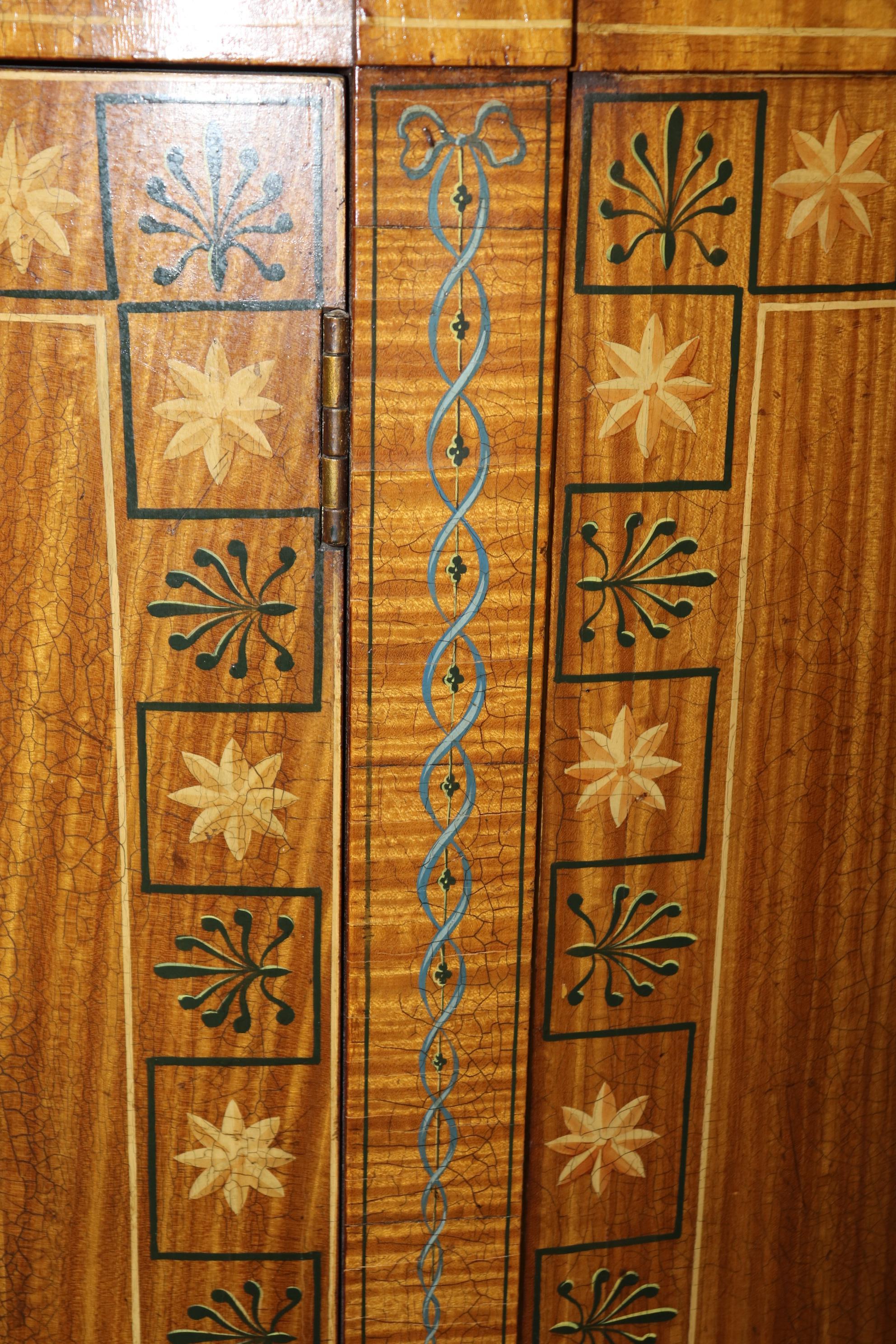 Pregevole commodo antico di fattura inglese in legno satinato dipinto a fiori Adams Circa 1920 in vendita 3