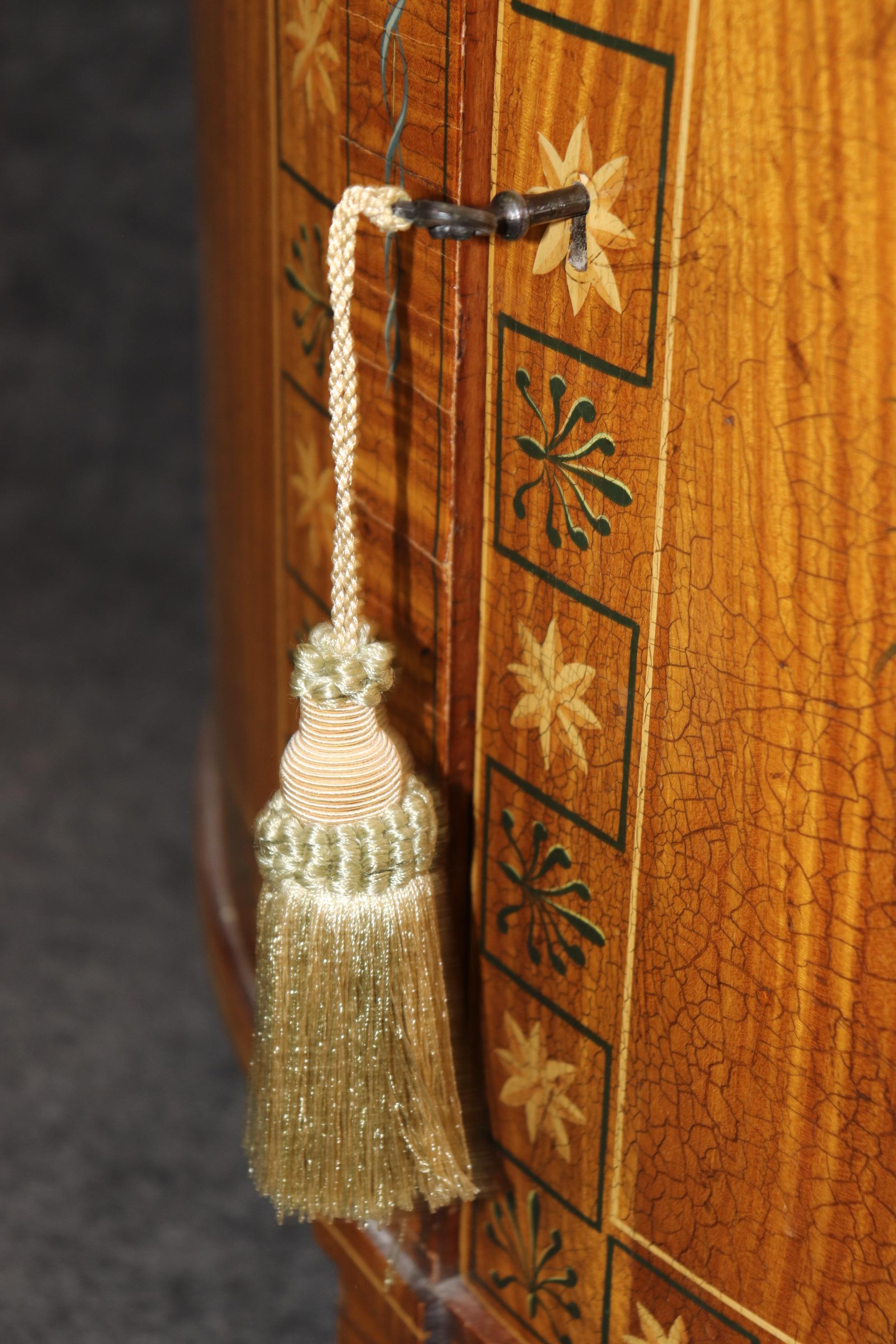 Pregevole commodo antico di fattura inglese in legno satinato dipinto a fiori Adams Circa 1920 in vendita 4