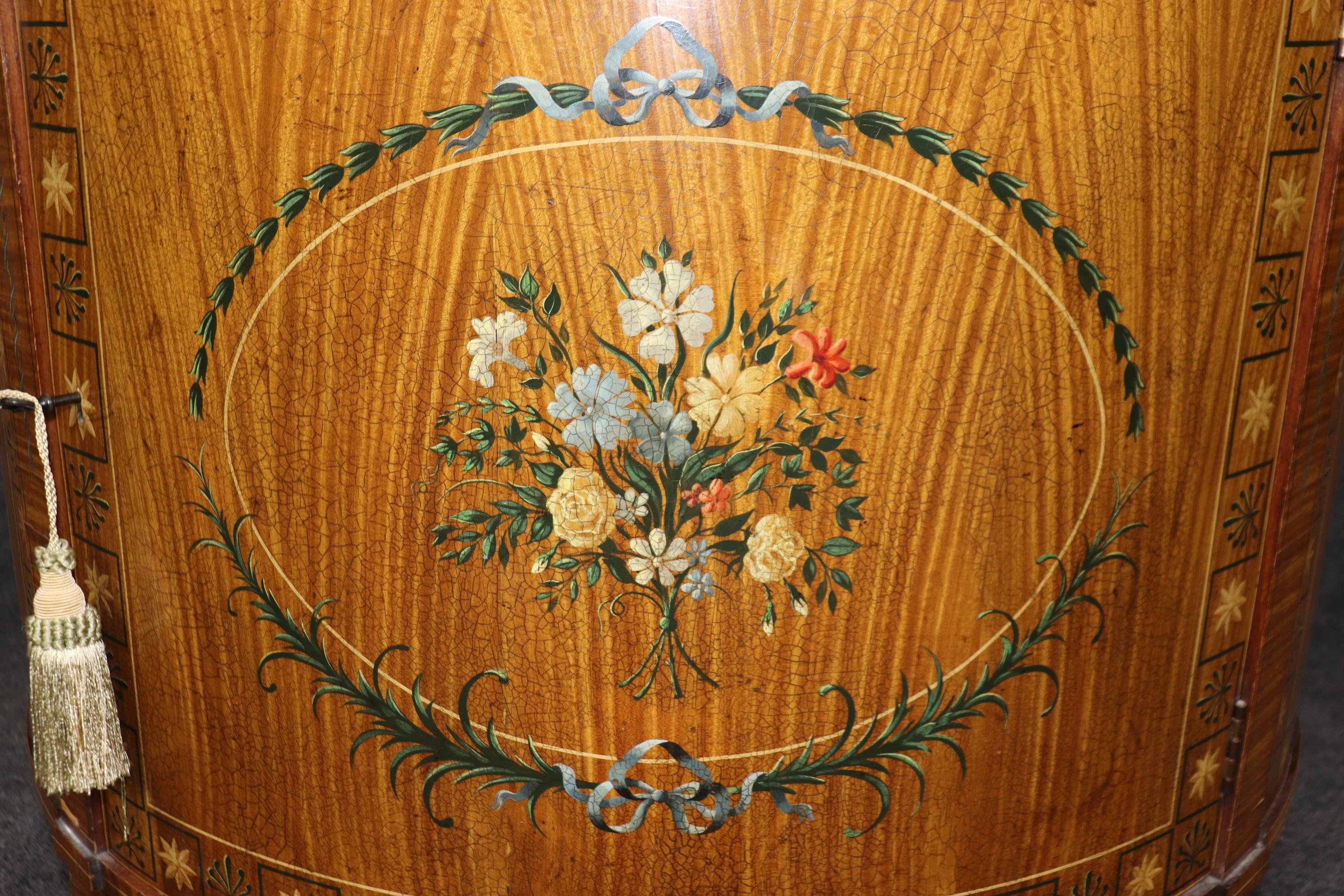 Si tratta di una rara forma di comodino decorato con vernice di Adams. La maggior parte di questi esemplari presenta scene di corteggiamento in Vernis Martin, mentre questo mostra un motivo floreale e un'impiallacciatura in legno di raso