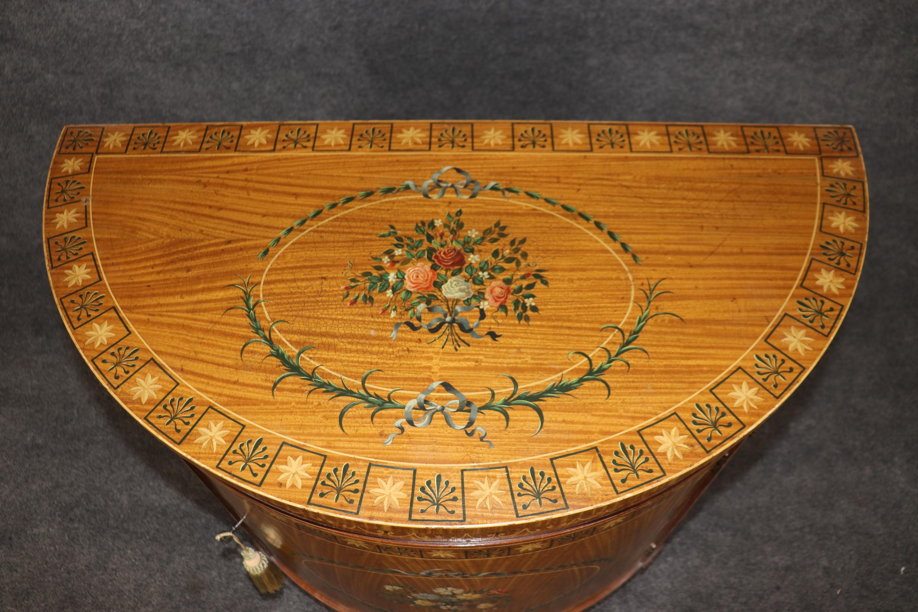 Stile Adam Pregevole commodo antico di fattura inglese in legno satinato dipinto a fiori Adams Circa 1920 in vendita