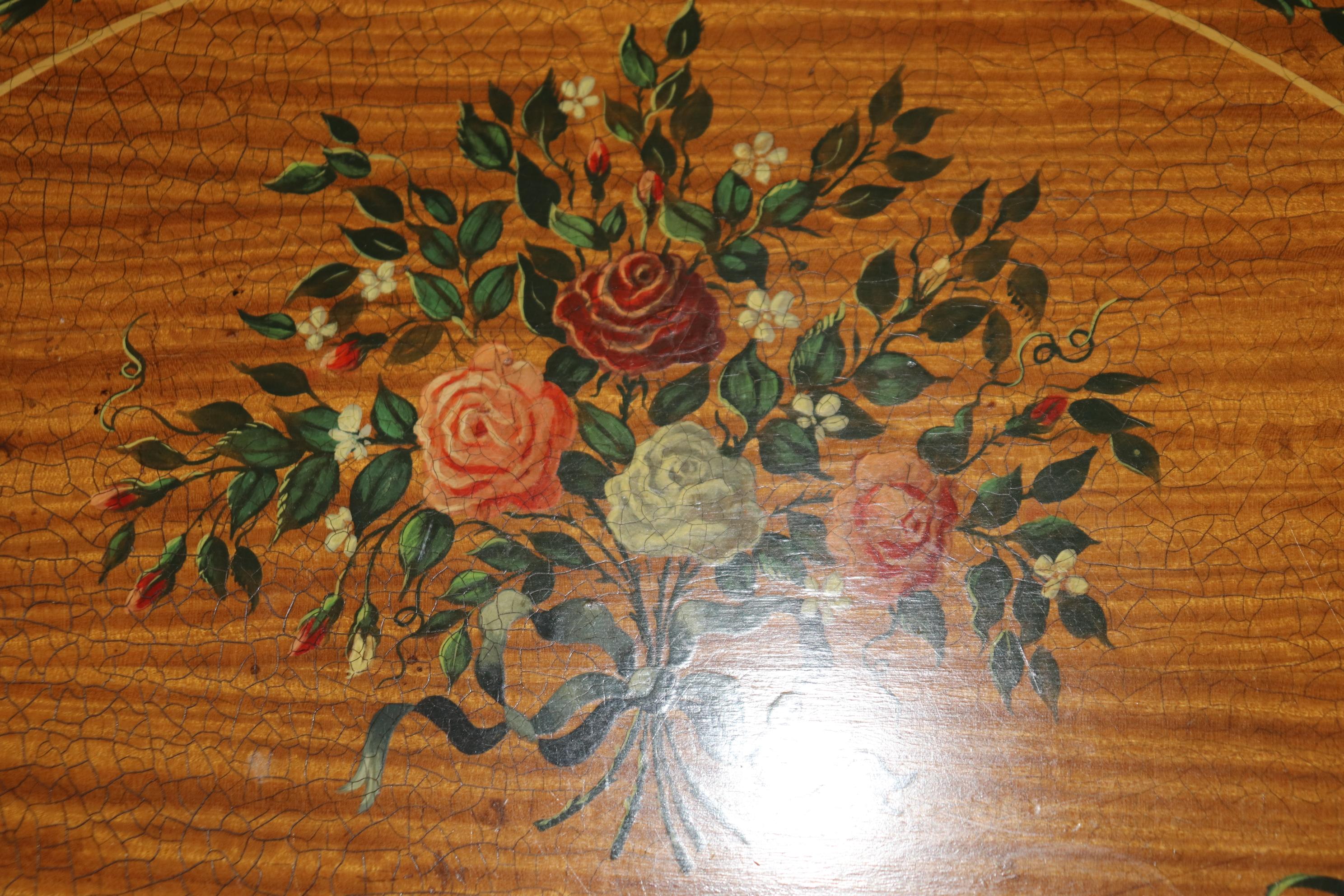 Inglese Pregevole commodo antico di fattura inglese in legno satinato dipinto a fiori Adams Circa 1920 in vendita