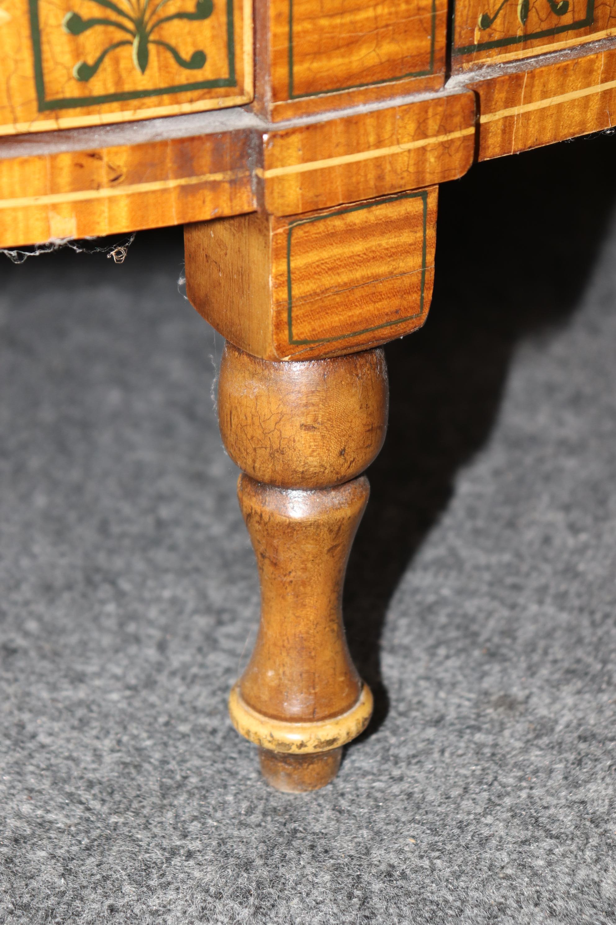 Pregevole commodo antico di fattura inglese in legno satinato dipinto a fiori Adams Circa 1920 in vendita 1
