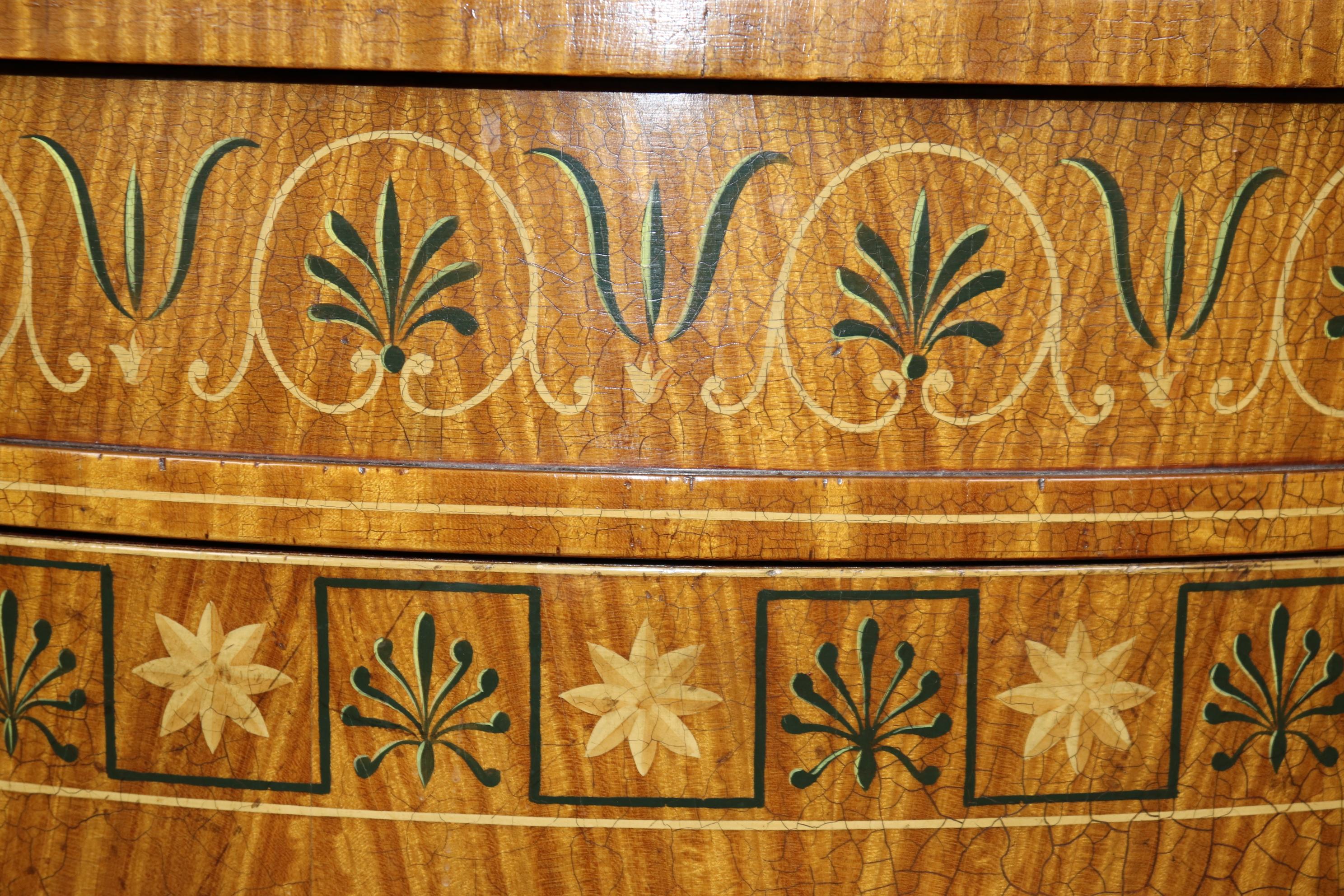 Pregevole commodo antico di fattura inglese in legno satinato dipinto a fiori Adams Circa 1920 in vendita 2