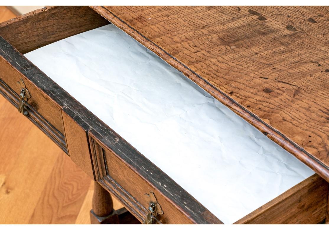 Feiner antiker englischer Schreibtisch aus Eiche im Angebot 8
