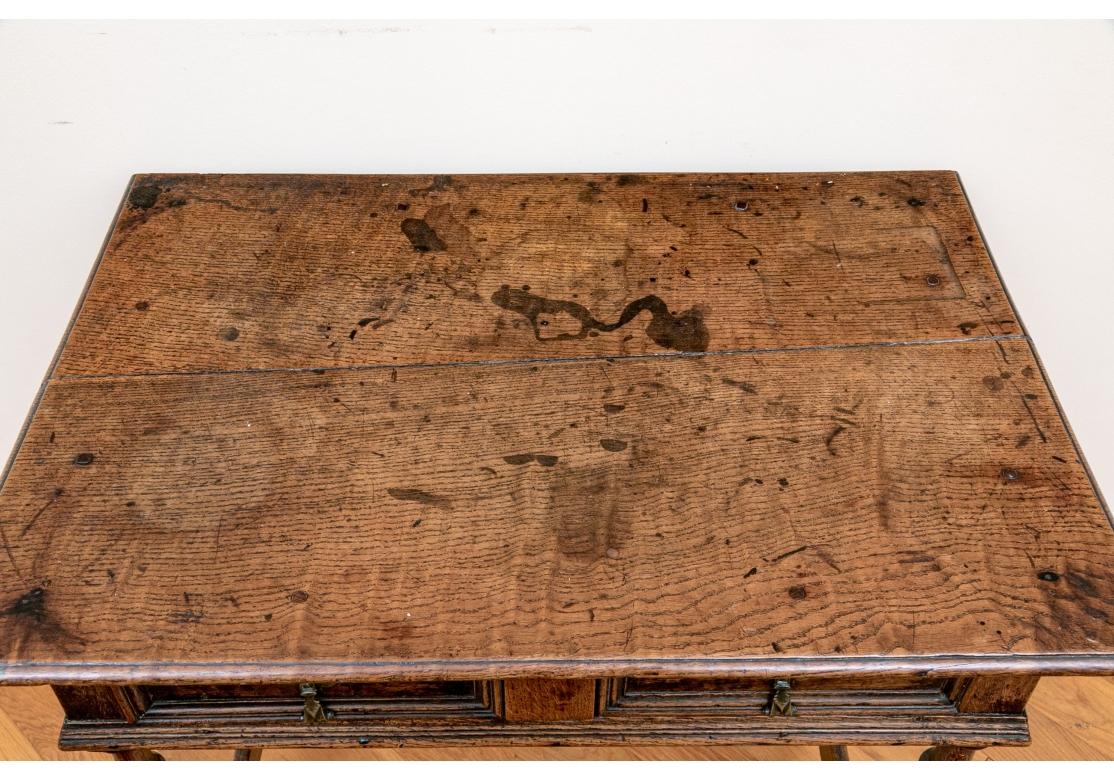 Feiner antiker englischer Schreibtisch aus Eiche (Jakobinisch) im Angebot