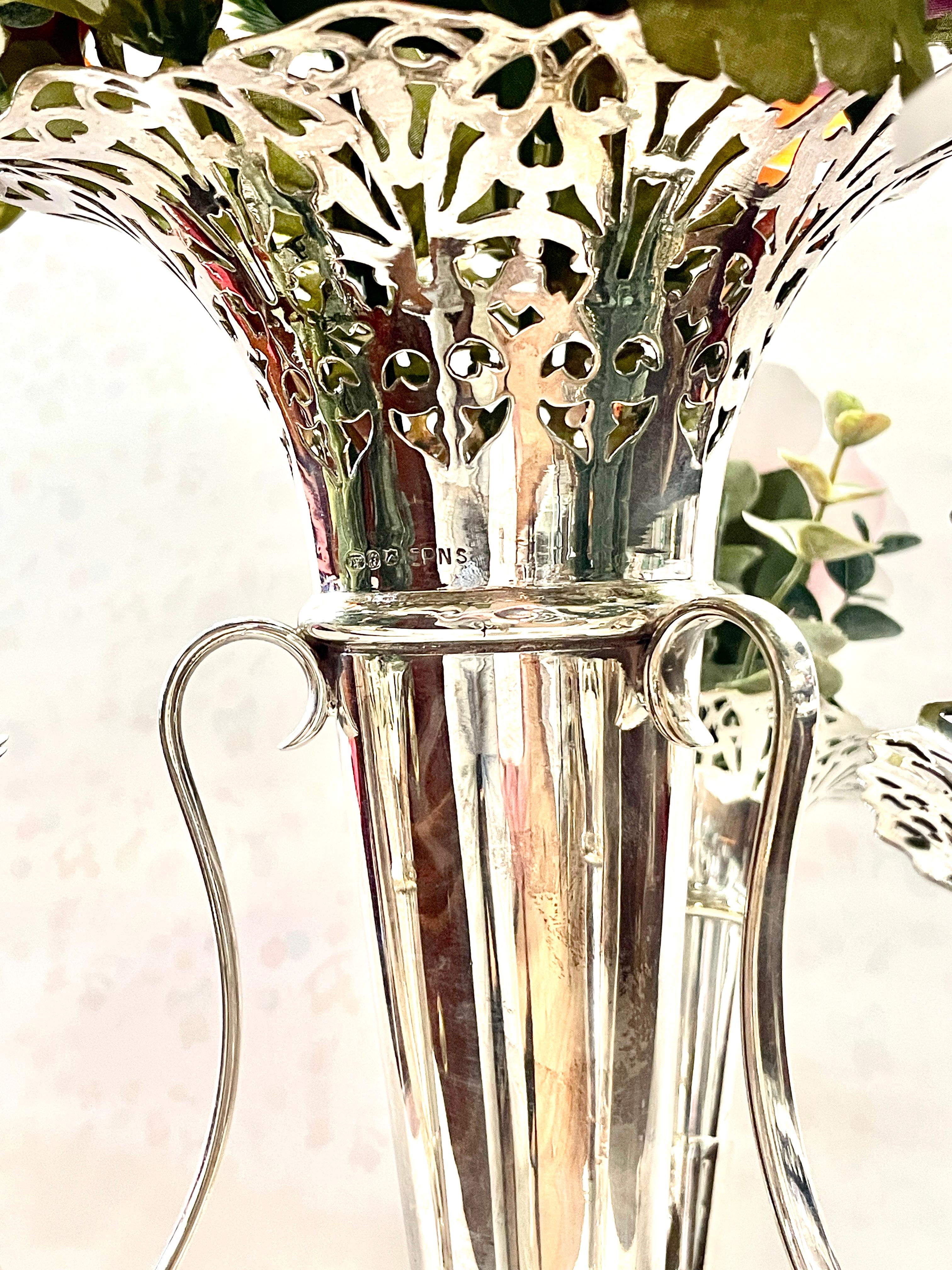 Antike englische versilberte Großformatige 4- Tube-Blumen-Epergne mit durchbrochenem Rand (19. Jahrhundert) im Angebot