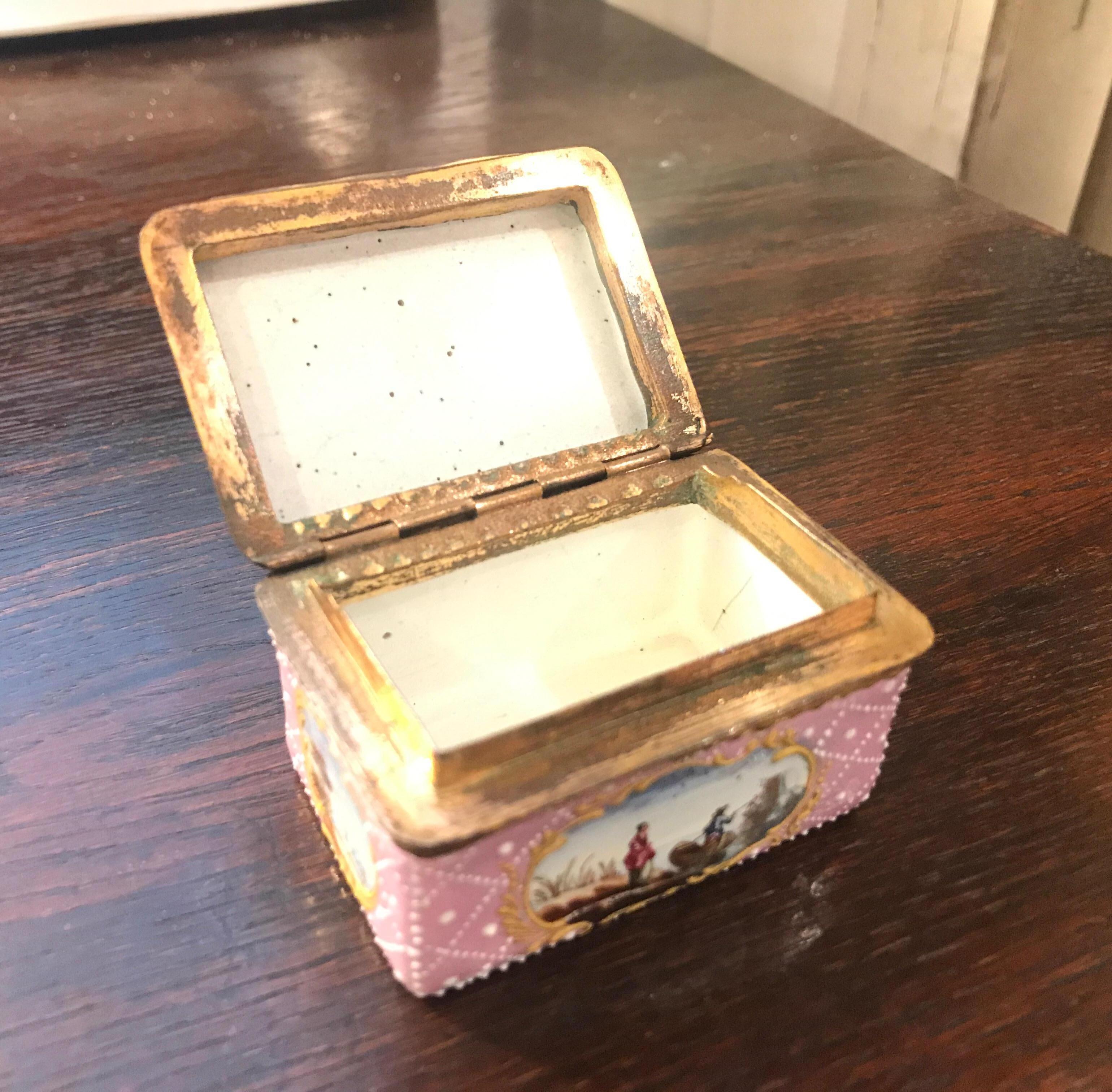 Fine Antique English South Staffordshire or Battersea Enamel Snuff Box In Good Condition For Sale In Lambertville, NJ