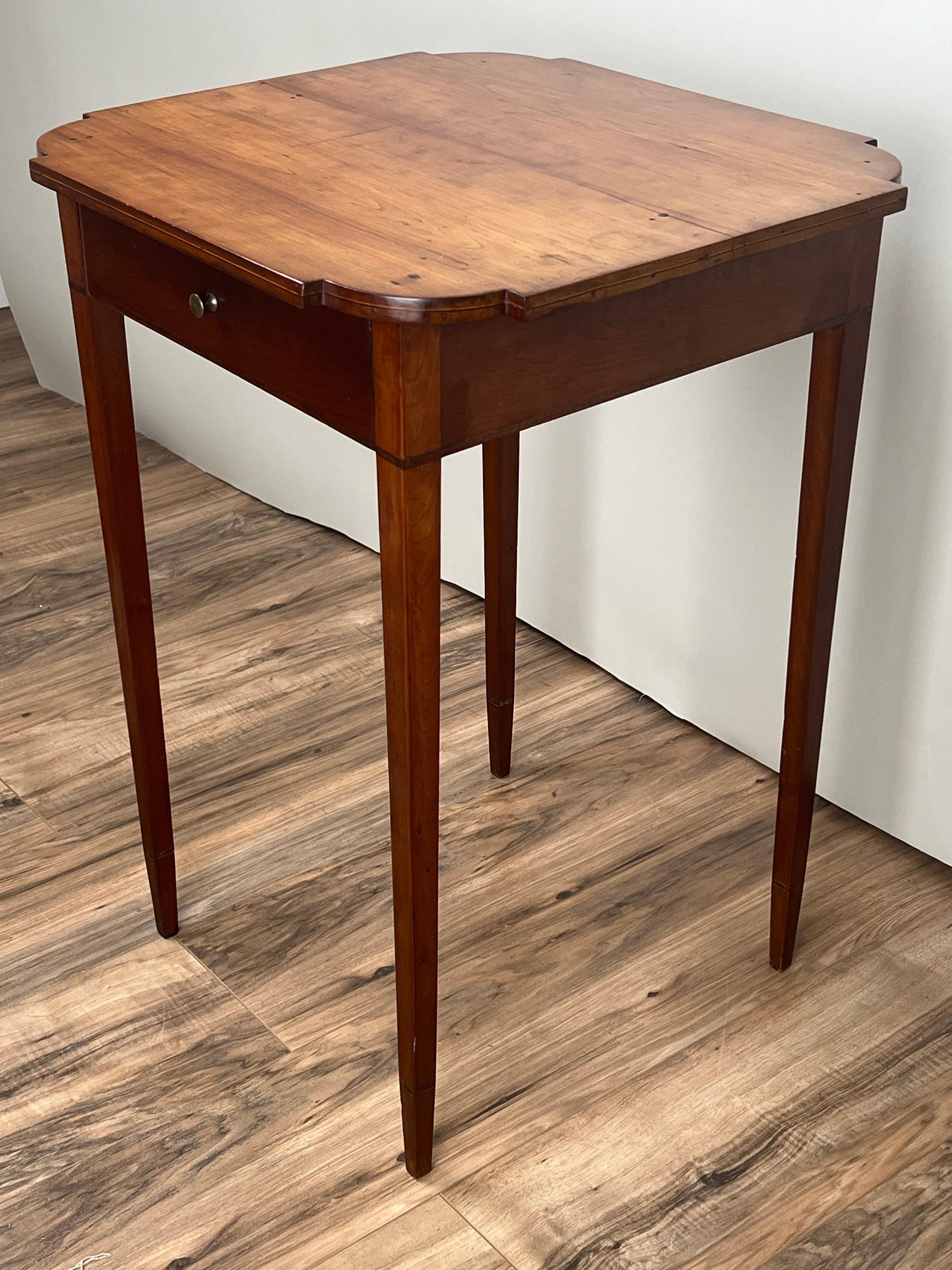 Fine Antique Federal Period Cherry One Drawer Hepplewhite Stand c. 1820 en vente 3