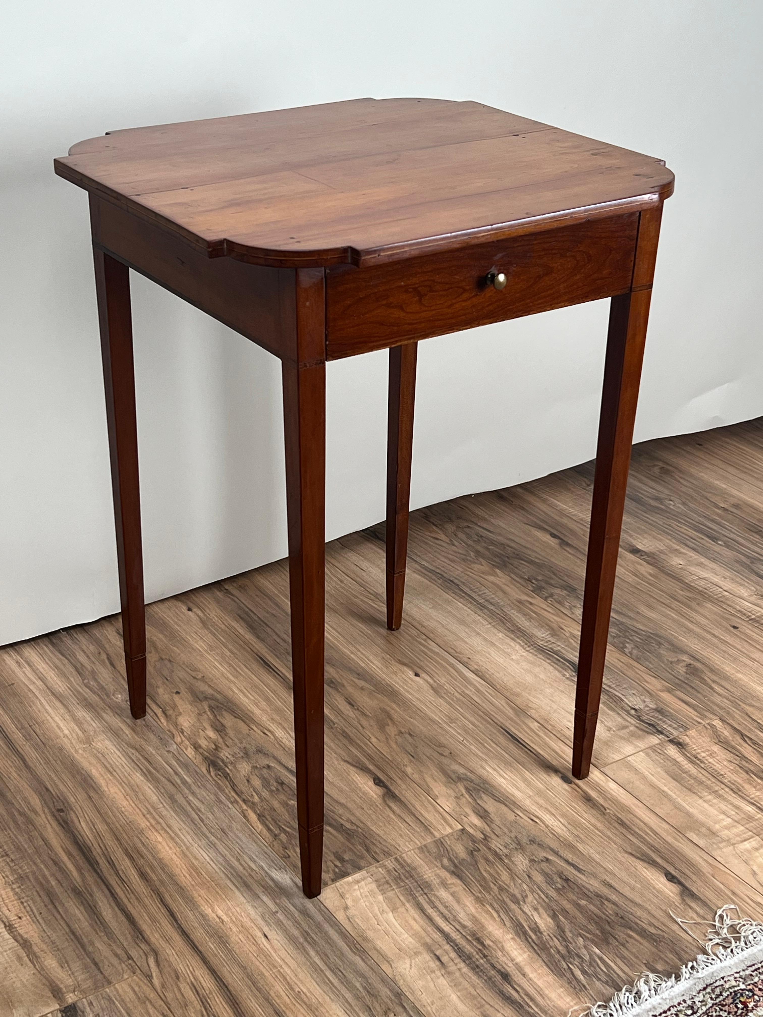 Fine Antique Federal Period Cherry One Drawer Hepplewhite Stand c. 1820 en vente 4