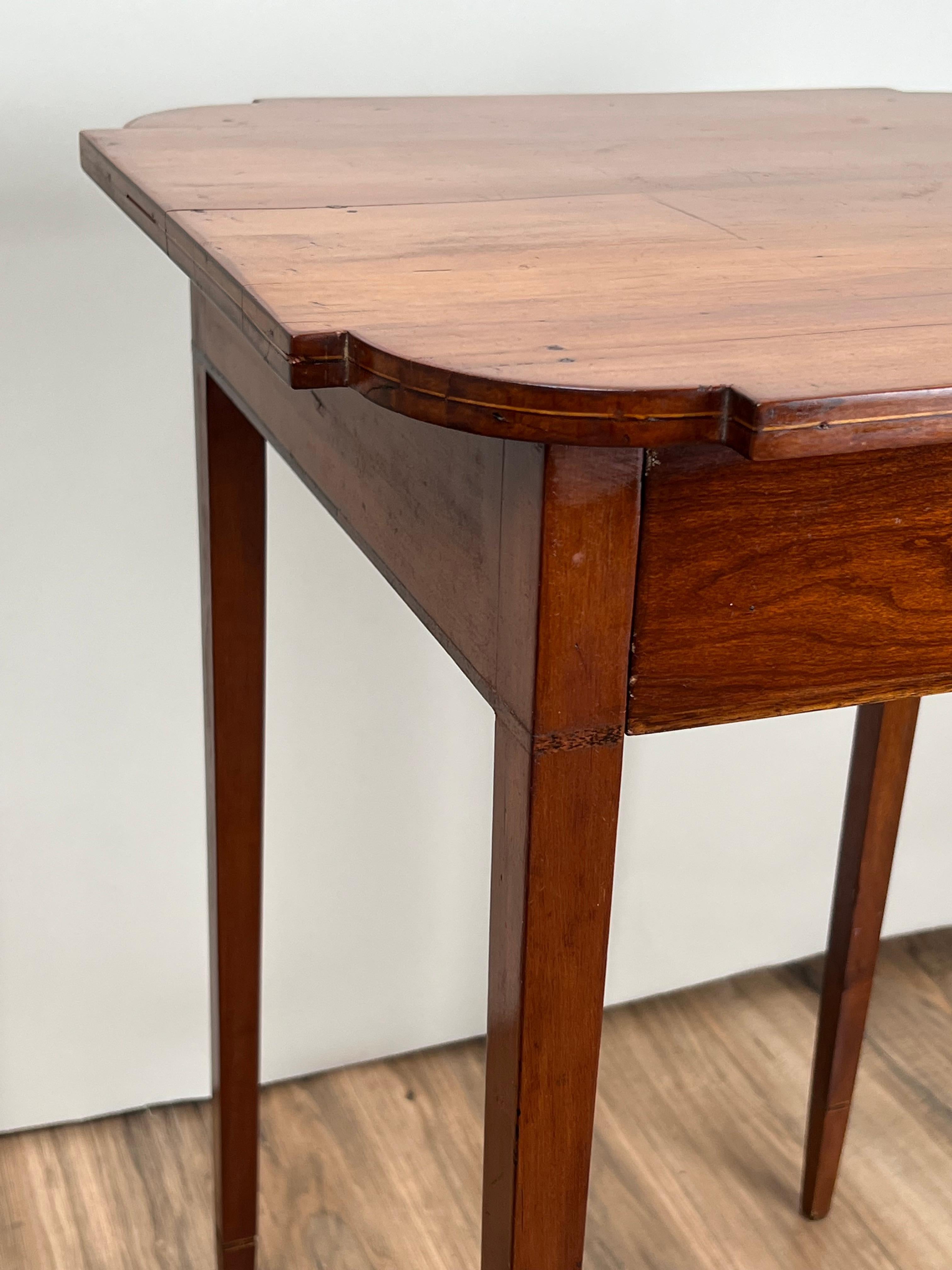 Fine Antique Federal Period Cherry One Drawer Hepplewhite Stand c. 1820 Bon état - En vente à Westfield, MA