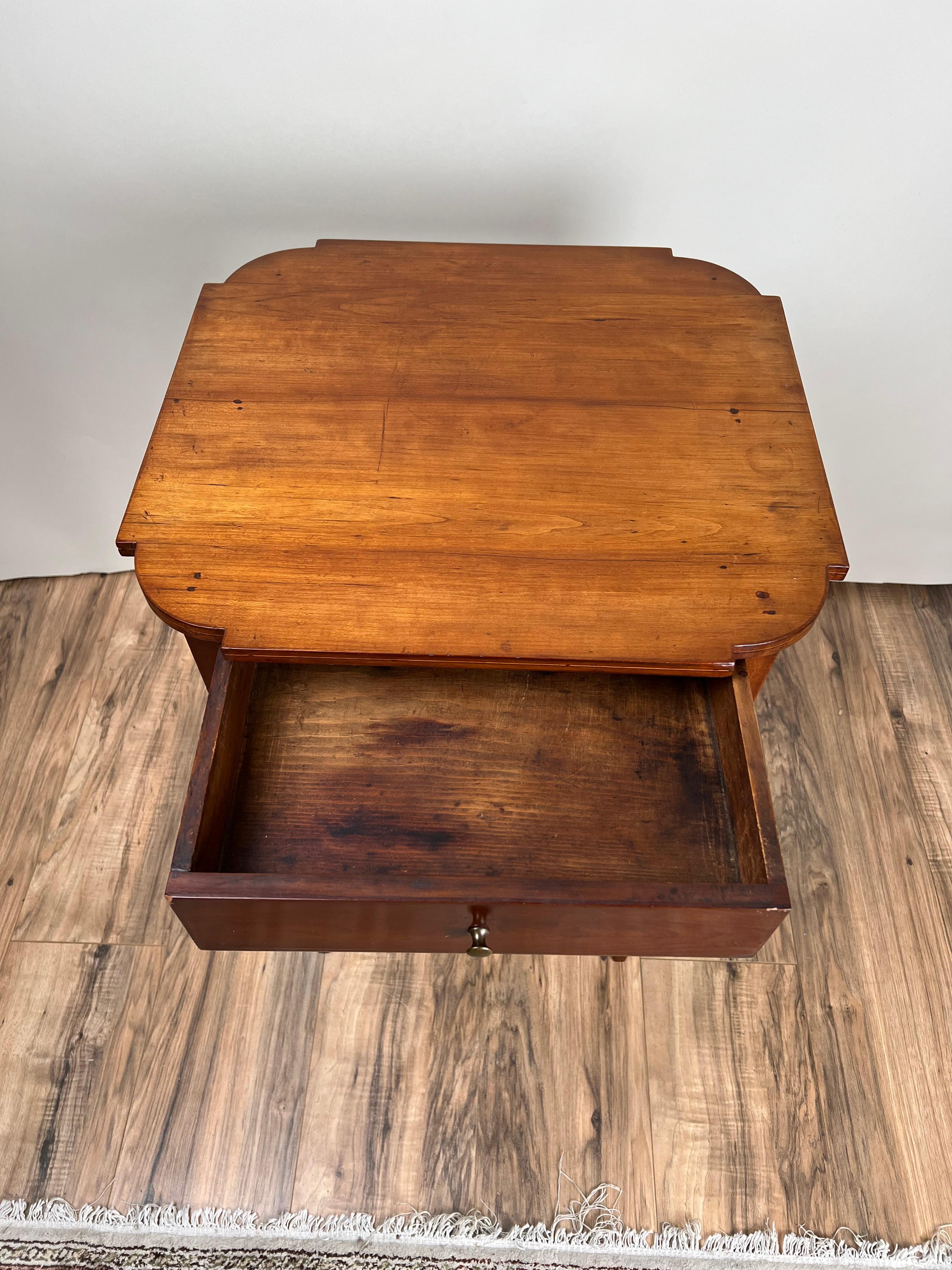XIXe siècle Fine Antique Federal Period Cherry One Drawer Hepplewhite Stand c. 1820 en vente