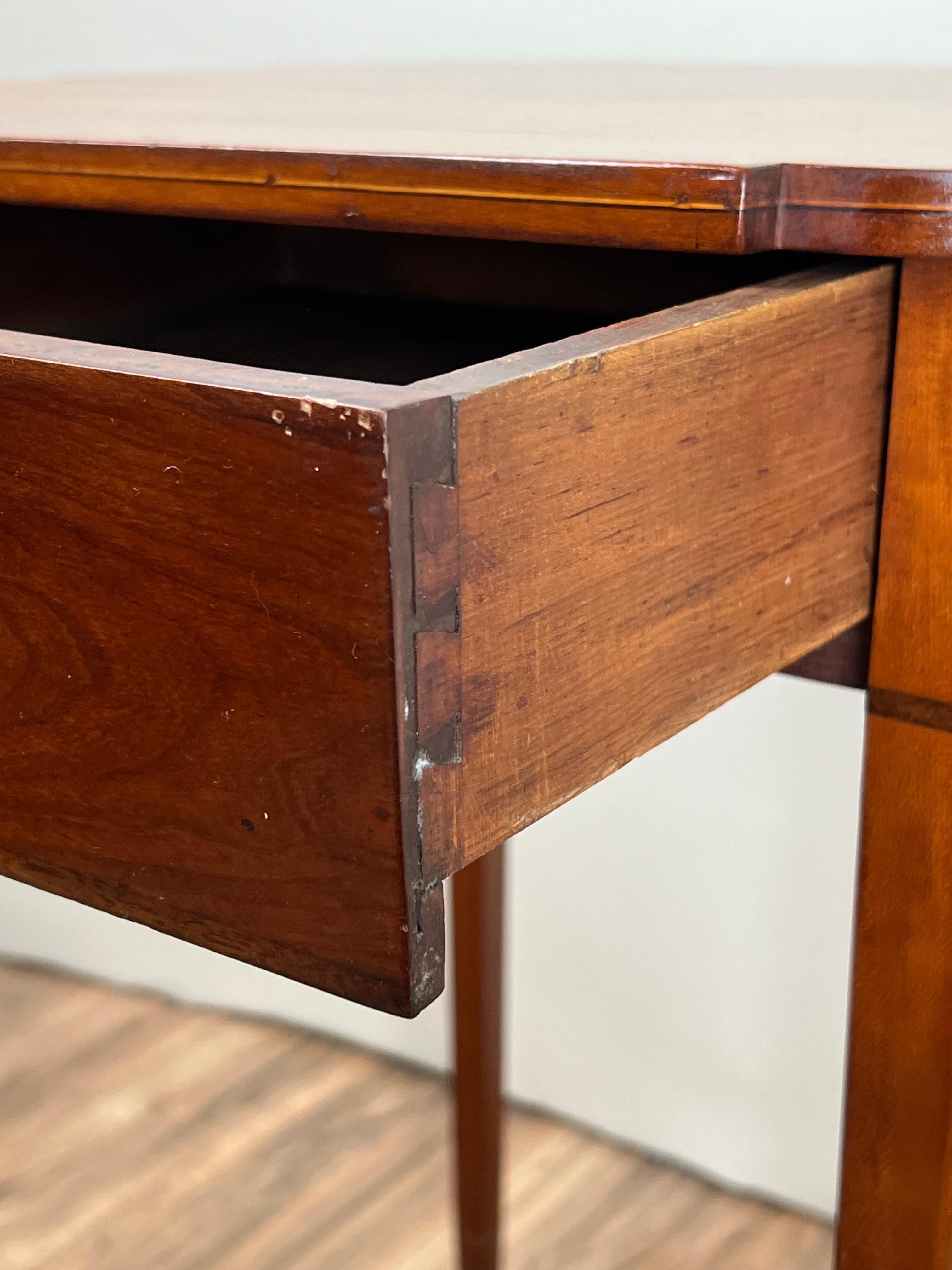 Cerise Fine Antique Federal Period Cherry One Drawer Hepplewhite Stand c. 1820 en vente