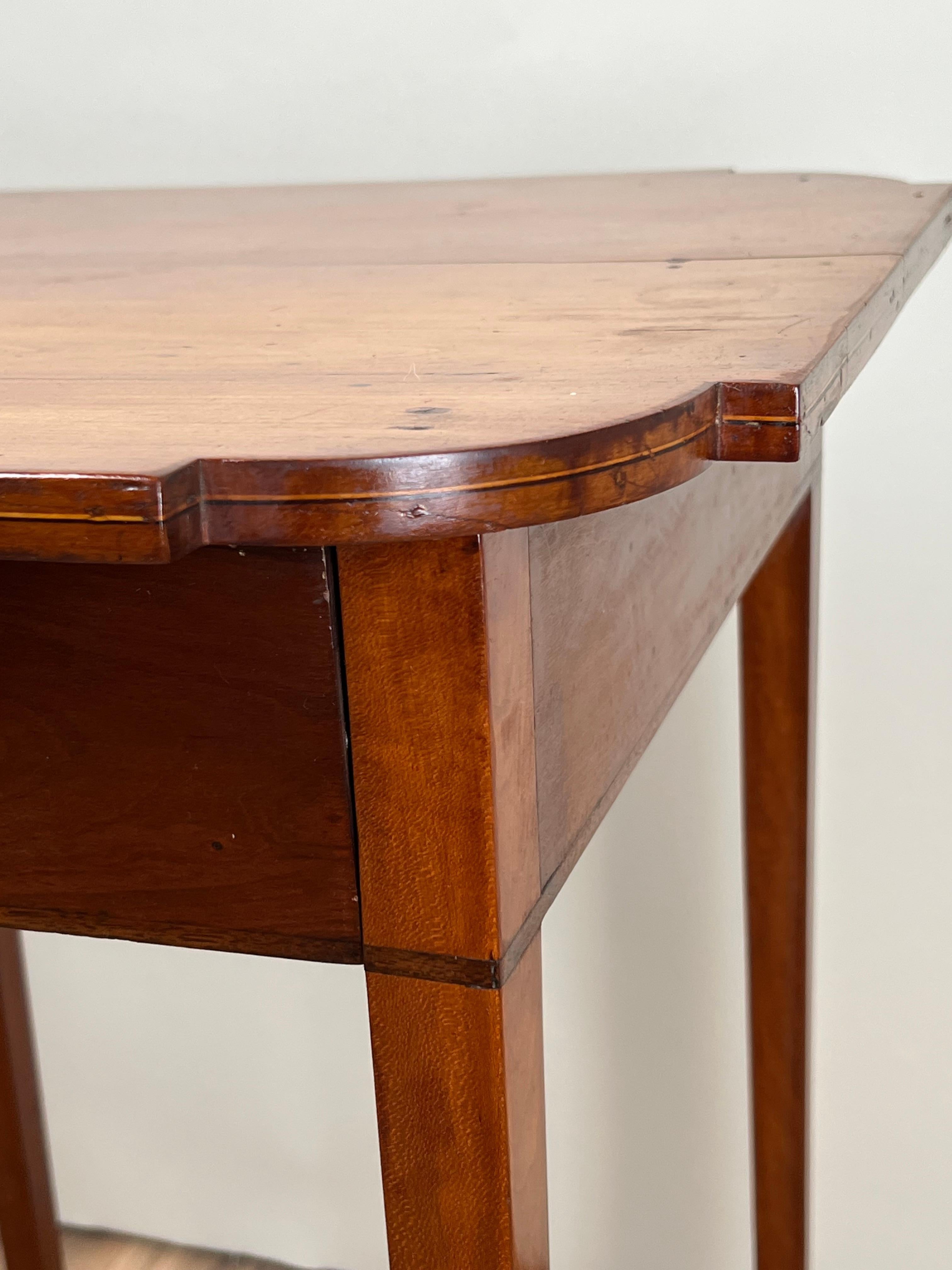 Fine Antique Federal Period Cherry One Drawer Hepplewhite Stand c. 1820 en vente 2