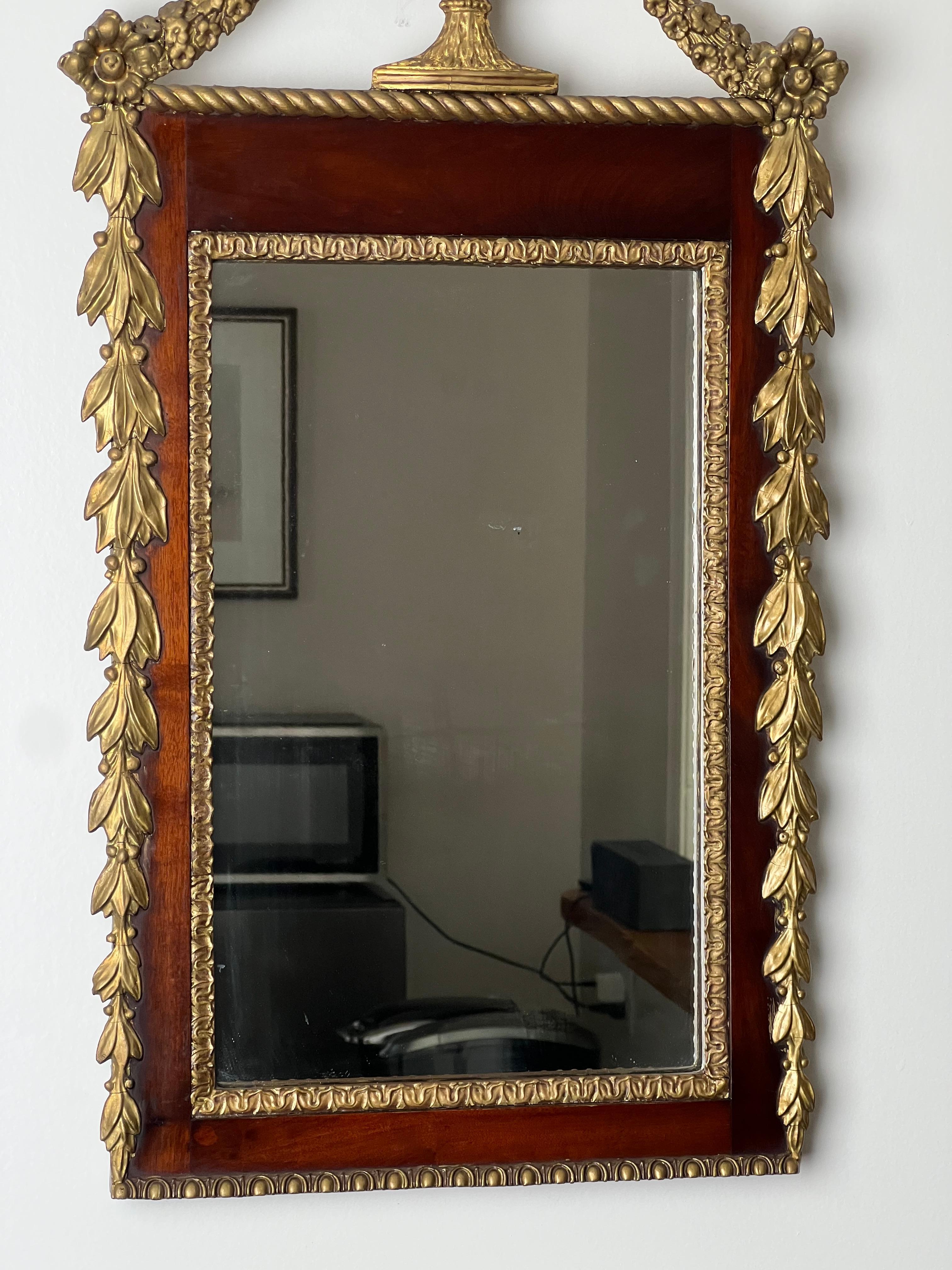 Fino Espejo de Pared Dorado Antiguo Periodo Federal c. 1830 Tallado en venta