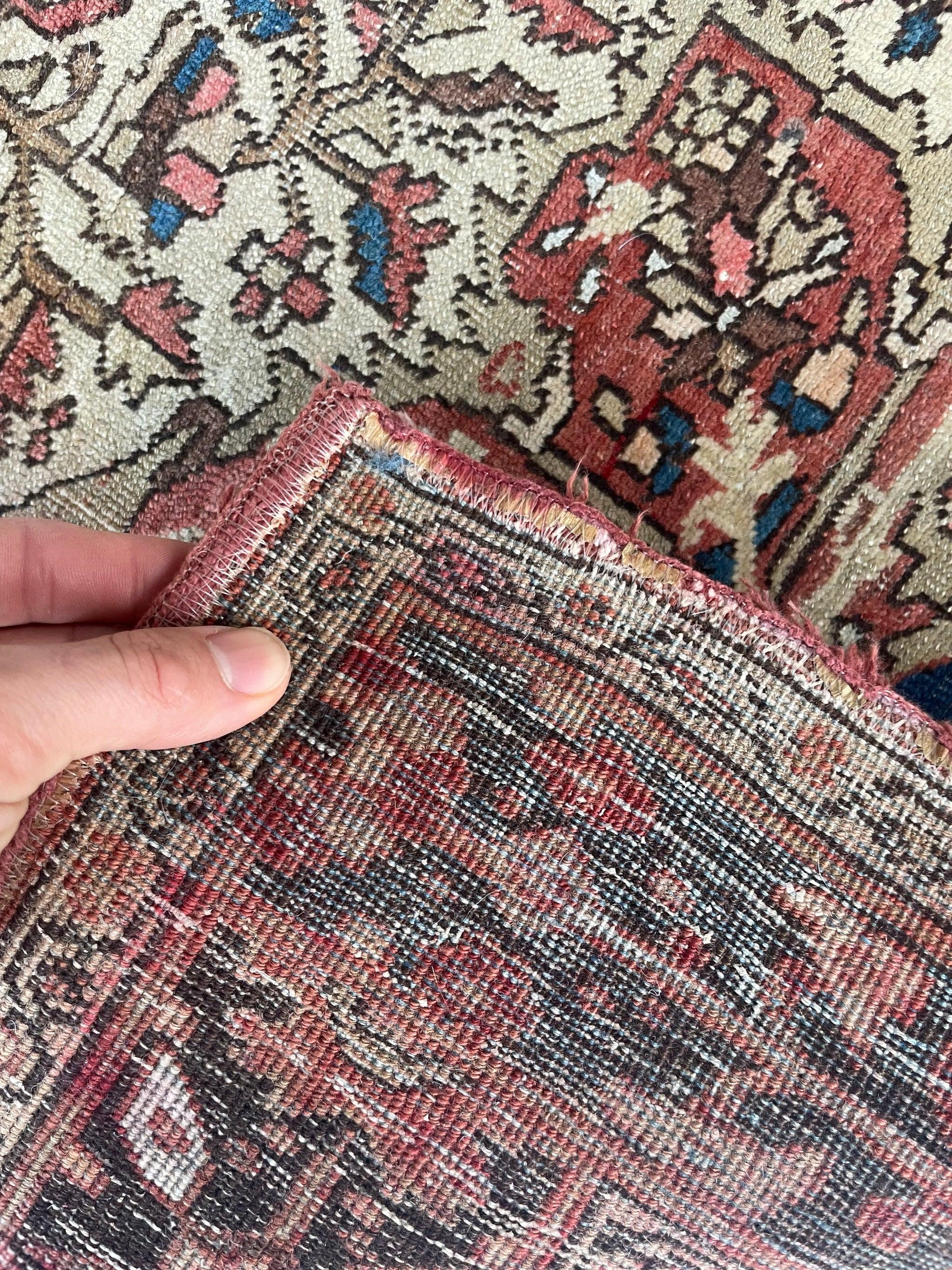 Superbe Sarouk antique de Ferahan  Rouille douce, Beige, Bleus doux, Noyer 

A propos : Une pièce étonnante - d'une finesse extraordinaire et d'un aspect rustique très doux.

Taille : 4,4 x 6,4
AGE : A.I.C. C. 1920 environ
Pile : Bas avec patine