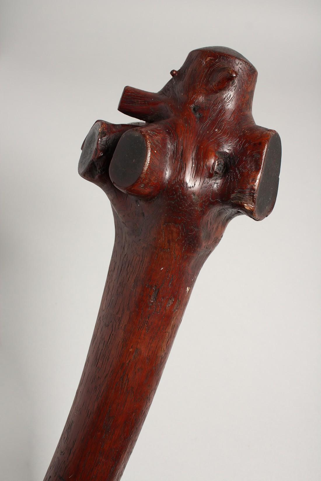 Fine antique Fiji root stock war club Polynesian Oceanic art

Splendide exemplaire avec poignée sculptée et excellente patine. 
Période 19ème siècle 
Bois de fer dur 
Condit : Très bon, pas de fissures
Dimensions : Longueur 94 cm.