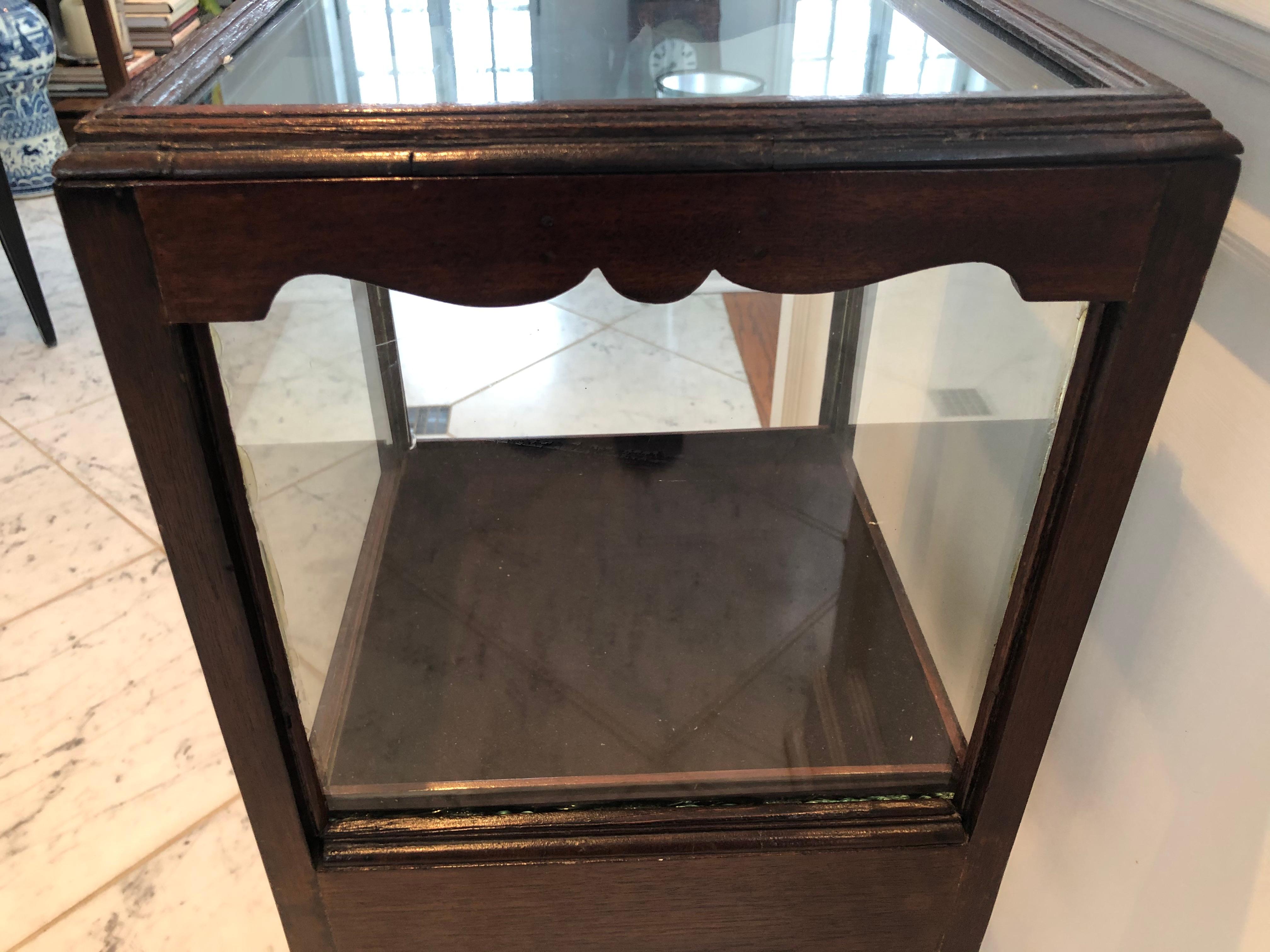 XIXe siècle Belle vitrine ancienne en verre à quatre côtés en vente