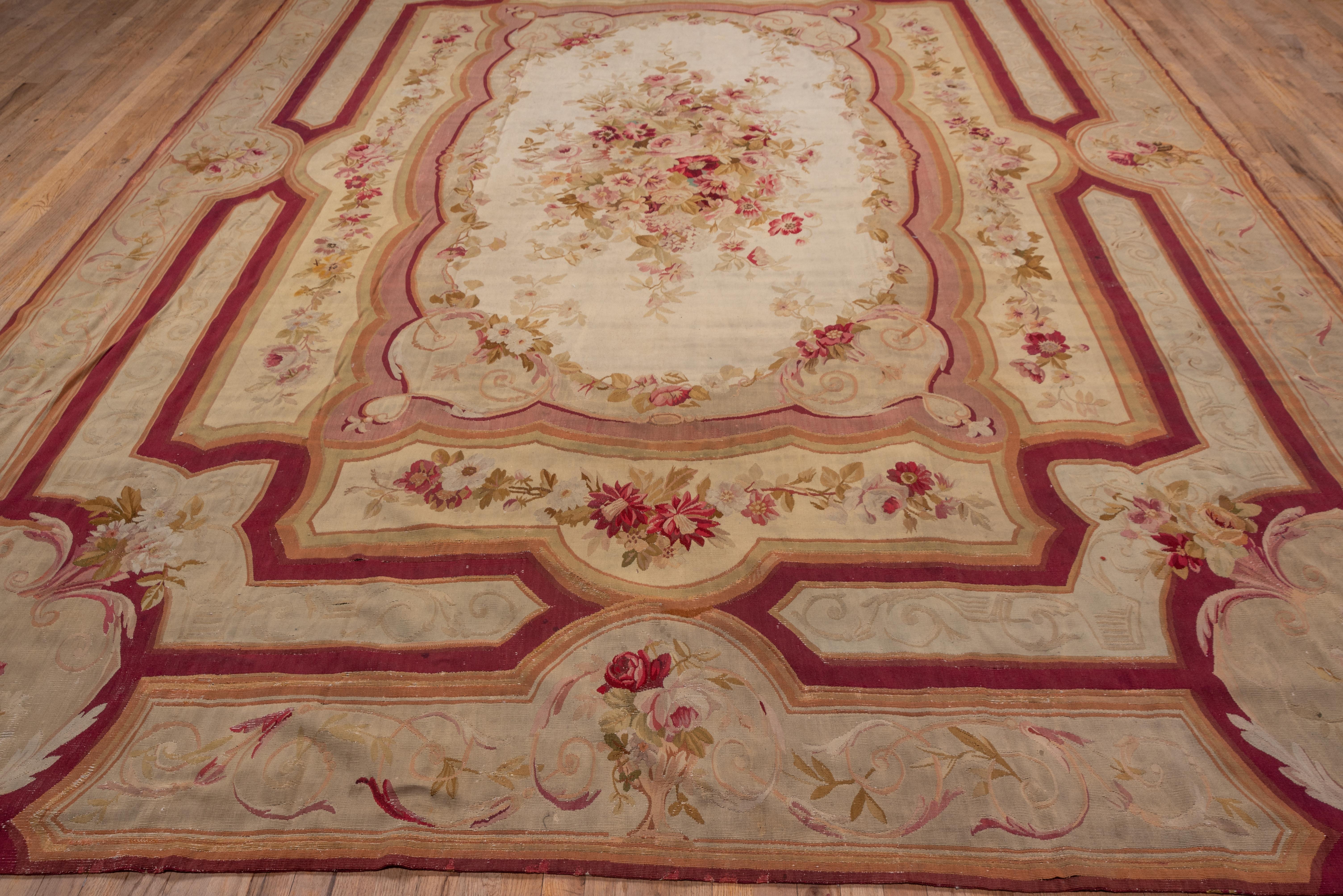 Fine Antique French Aubusson Carpet In Good Condition For Sale In New York, NY