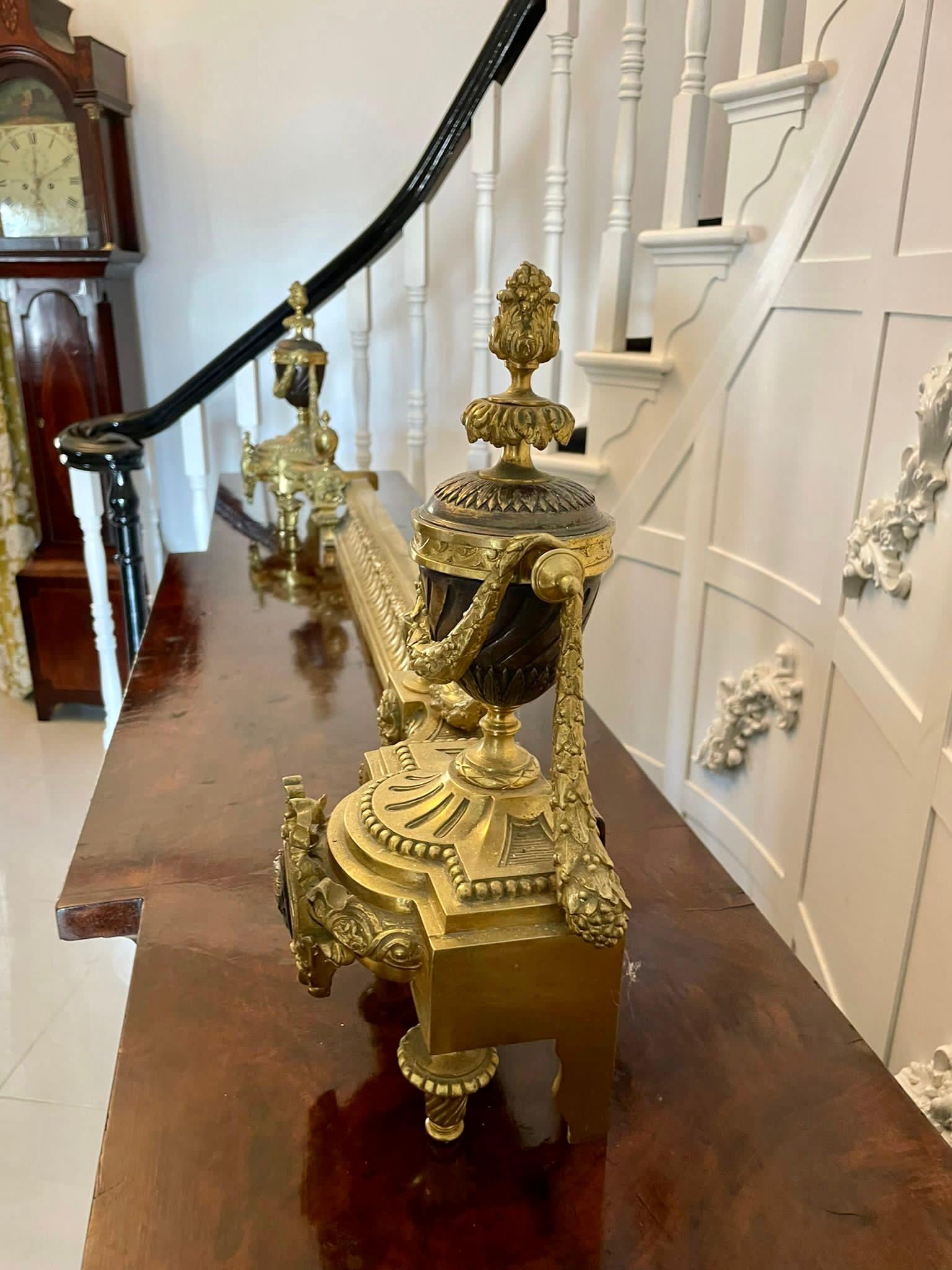 Fine Antique French Classical Gilt Bronze Ormolu Extending Fender In Good Condition In Suffolk, GB