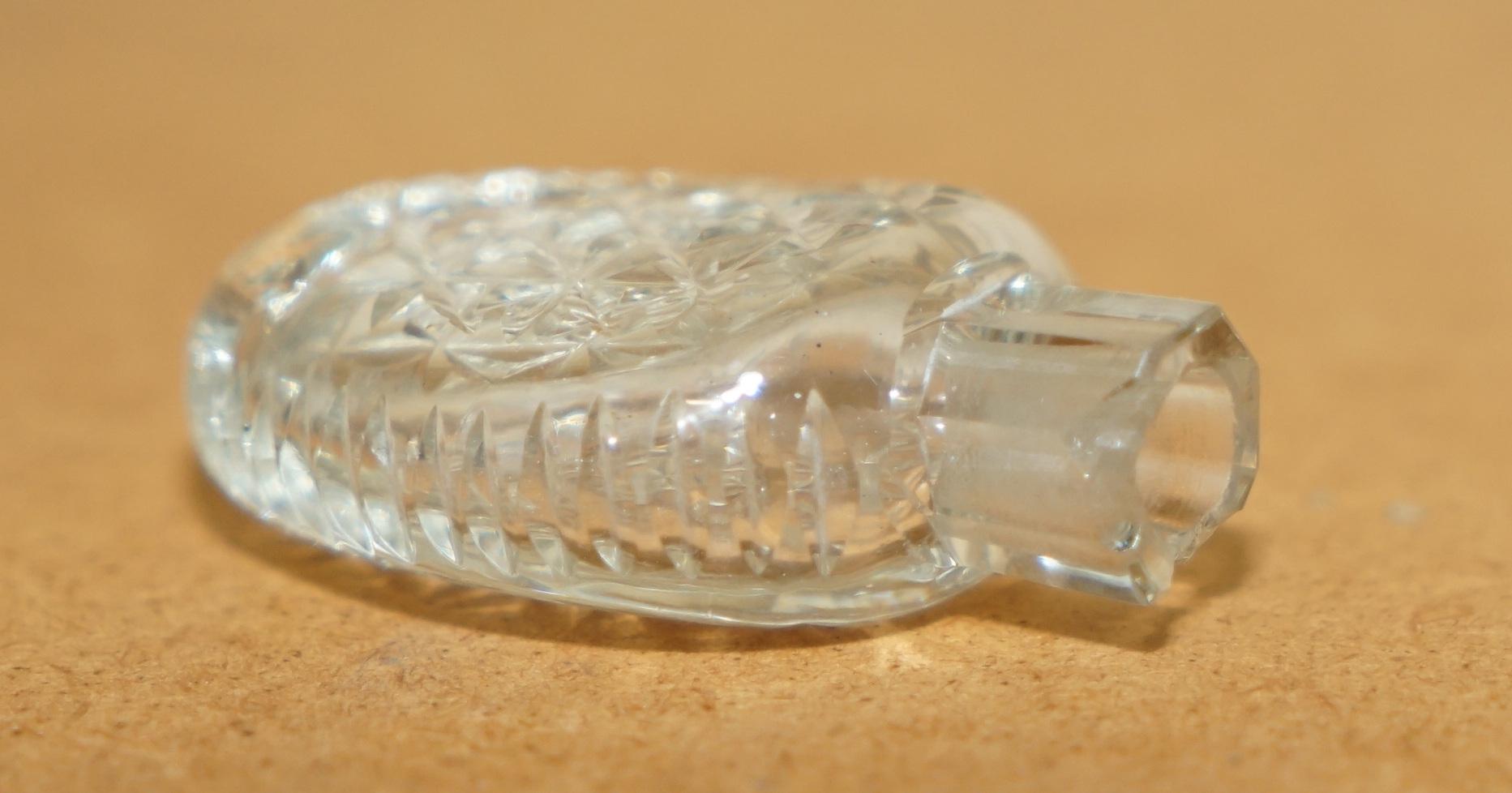 Robe de soirée collectionnable FINE ANTIQUE FUT GLASS CUT GLASS CRYSTAL TABLE PERFUME BOTTLE en vente 3