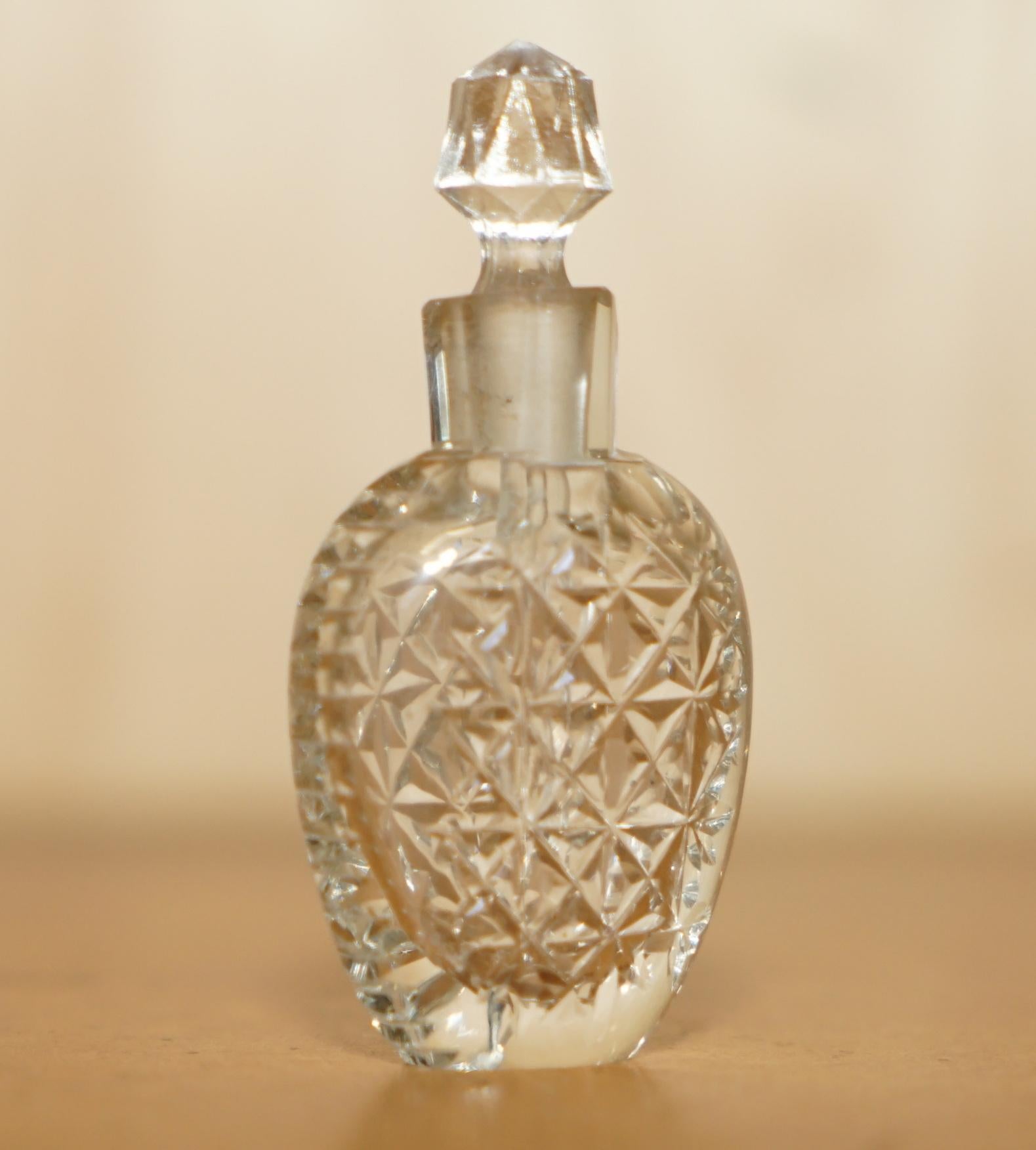Royal House Antiques

The House Antiques a le plaisir d'offrir à la vente ce superbe flacon de parfum en cristal en verre taillé de style Art Déco, datant d'environ 1920.

Une très belle pièce bien faite et décorative, le corps principal et le