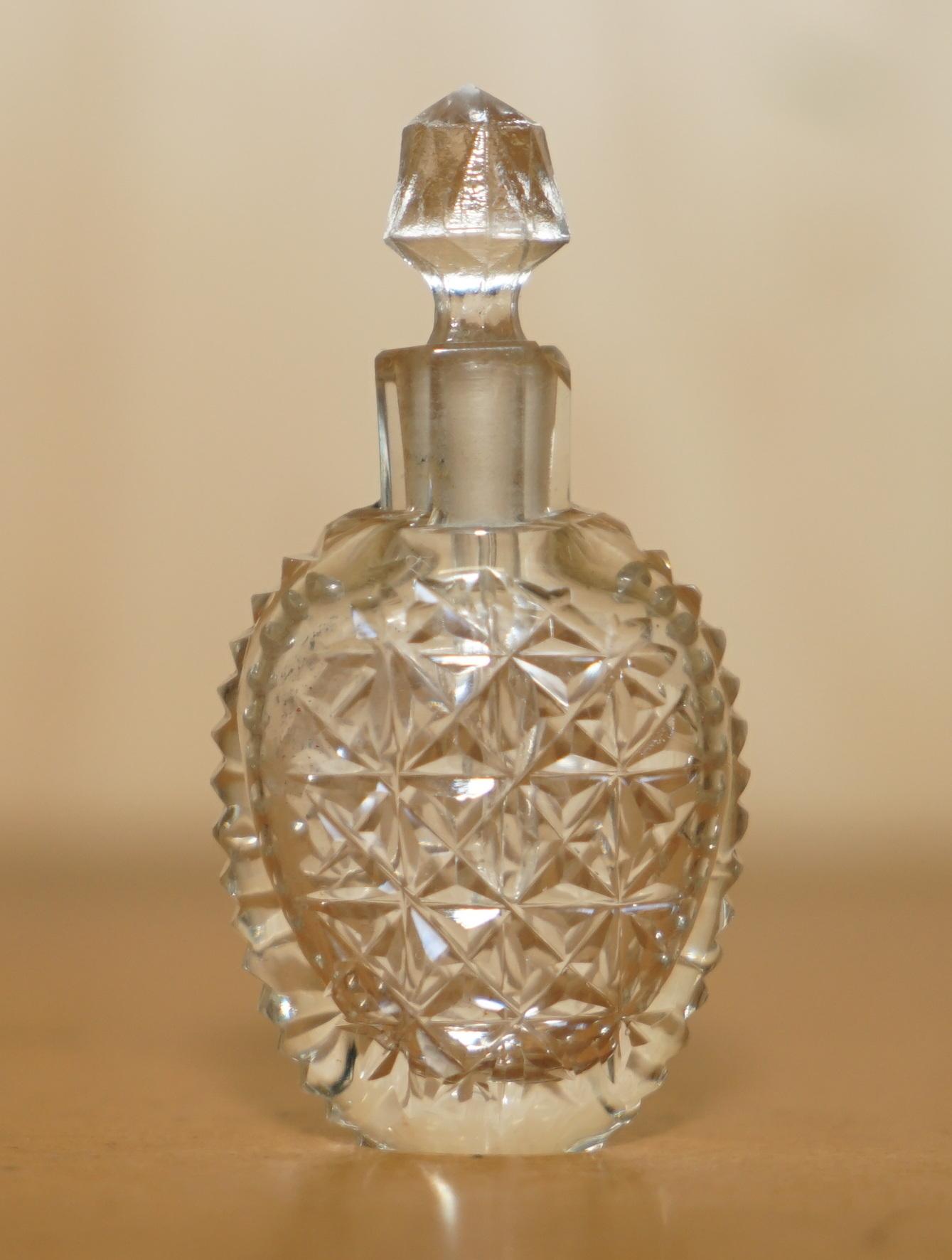 Art déco Robe de soirée collectionnable FINE ANTIQUE FUT GLASS CUT GLASS CRYSTAL TABLE PERFUME BOTTLE en vente