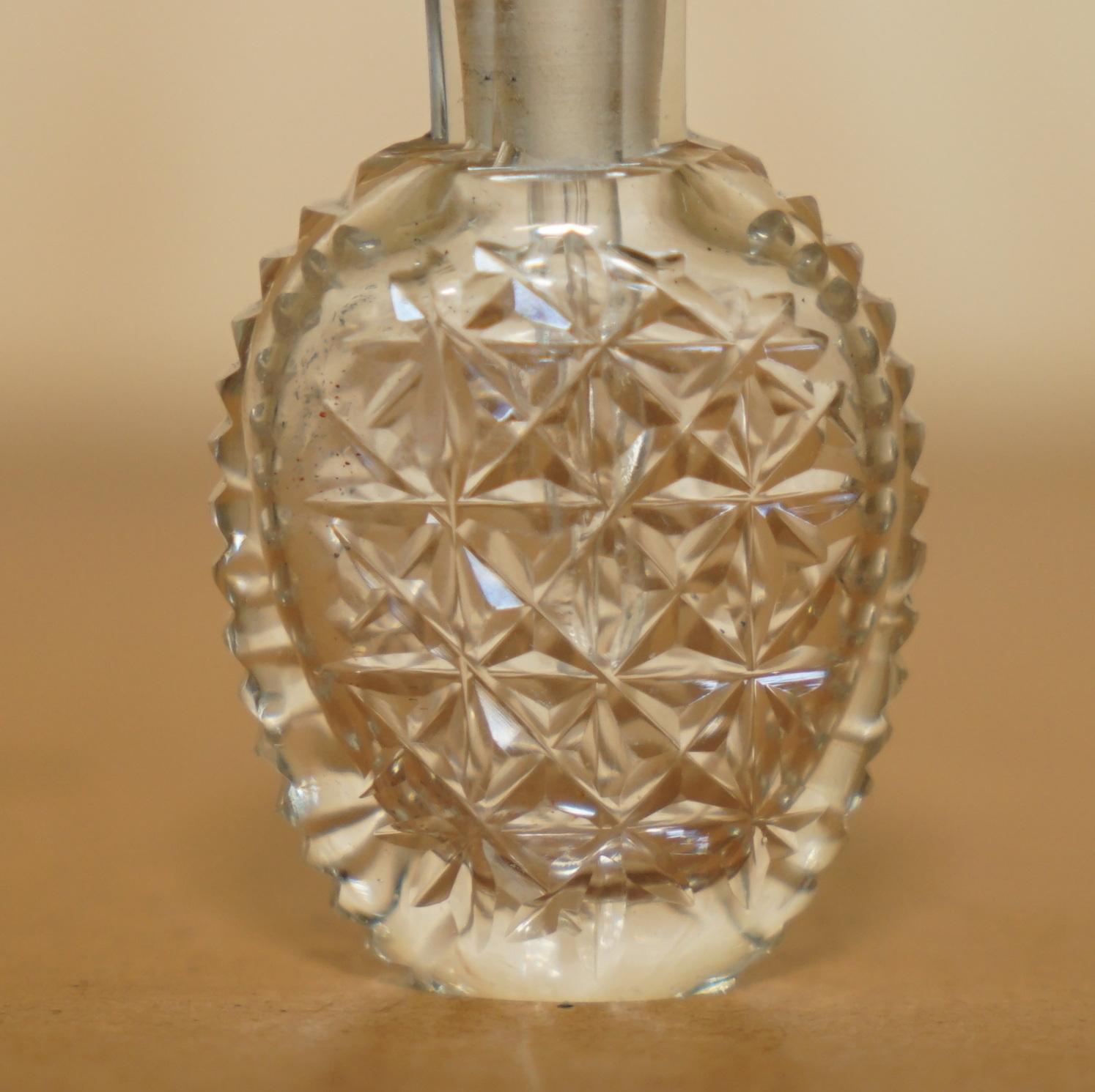 Français Robe de soirée collectionnable FINE ANTIQUE FUT GLASS CUT GLASS CRYSTAL TABLE PERFUME BOTTLE en vente