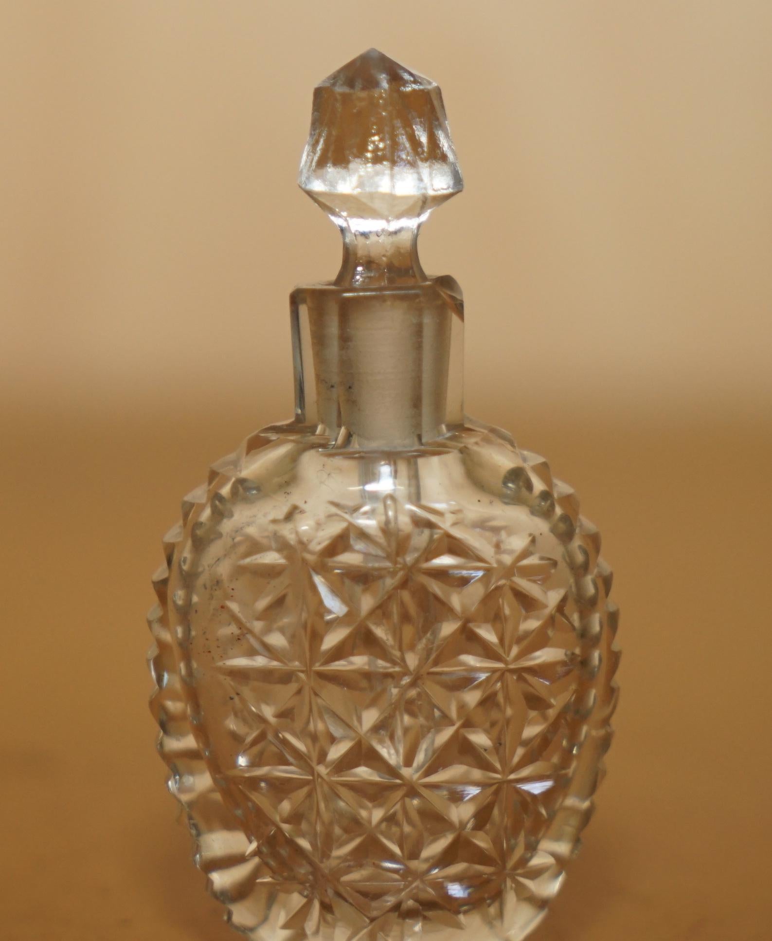 Fait main Robe de soirée collectionnable FINE ANTIQUE FUT GLASS CUT GLASS CRYSTAL TABLE PERFUME BOTTLE en vente