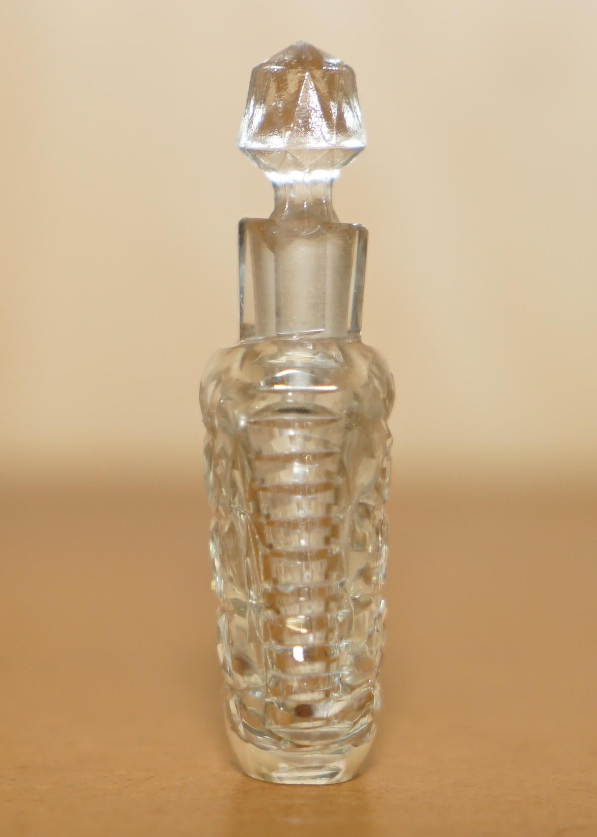 Robe de soirée collectionnable FINE ANTIQUE FUT GLASS CUT GLASS CRYSTAL TABLE PERFUME BOTTLE Bon état - En vente à West Sussex, Pulborough