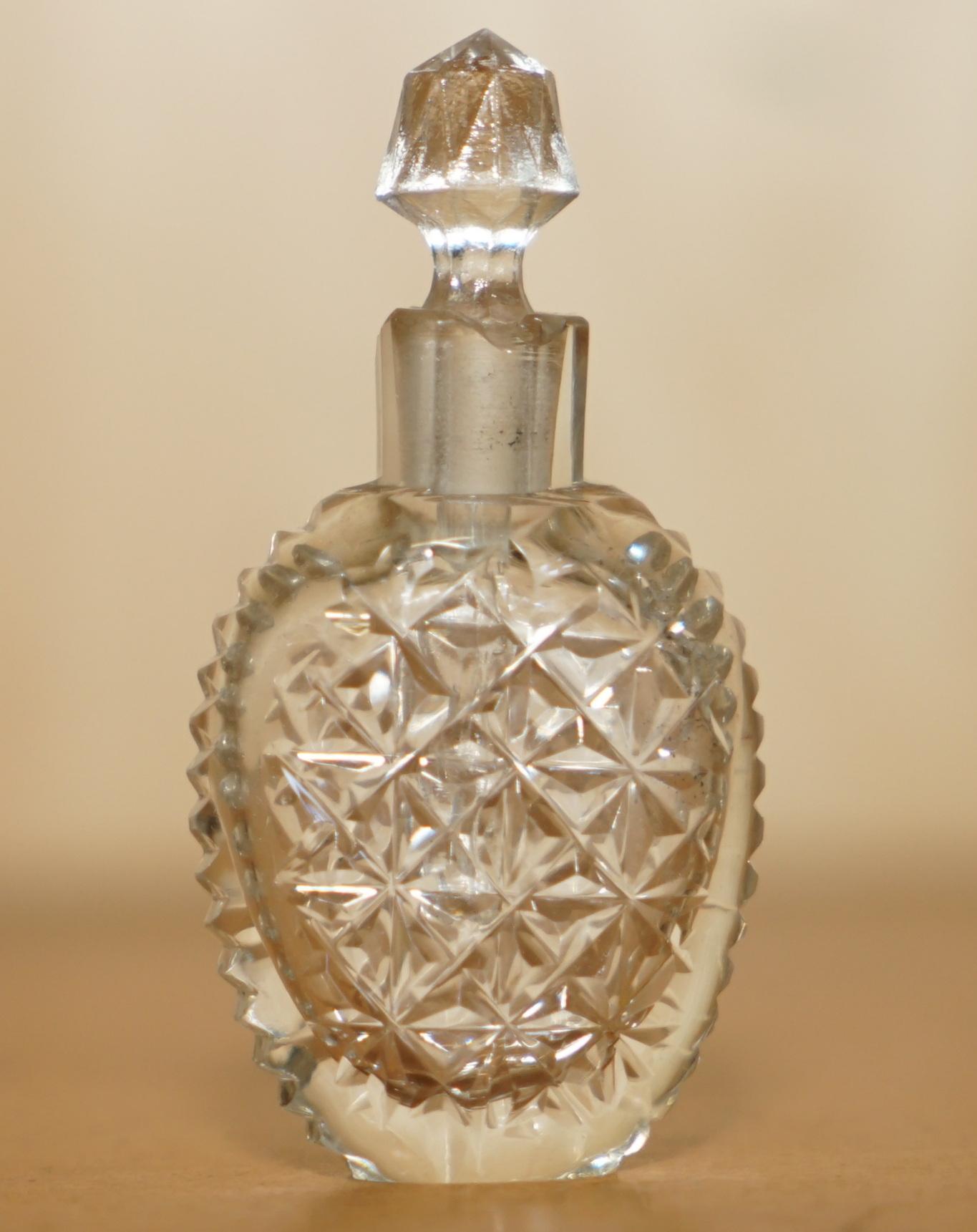 Début du 20ème siècle Robe de soirée collectionnable FINE ANTIQUE FUT GLASS CUT GLASS CRYSTAL TABLE PERFUME BOTTLE en vente