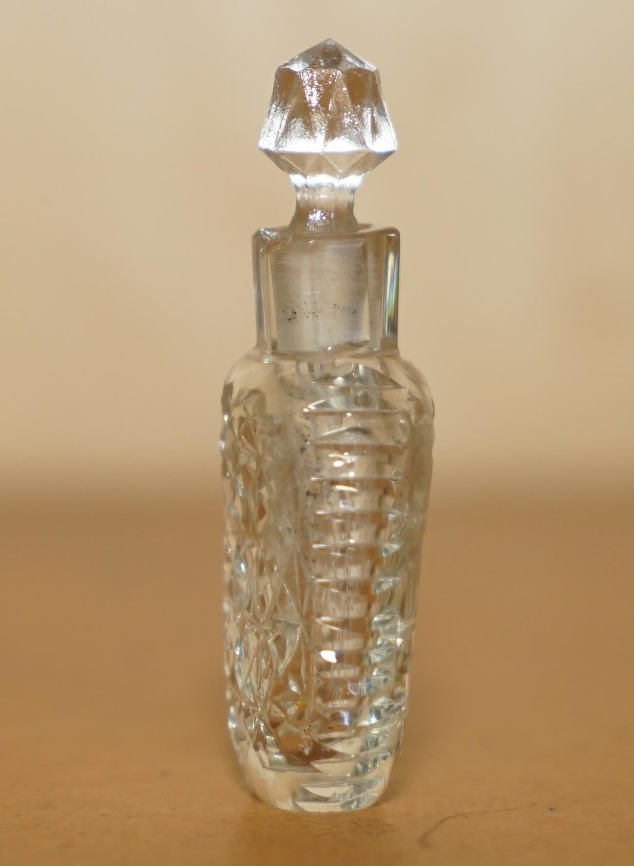 Verre Robe de soirée collectionnable FINE ANTIQUE FUT GLASS CUT GLASS CRYSTAL TABLE PERFUME BOTTLE en vente