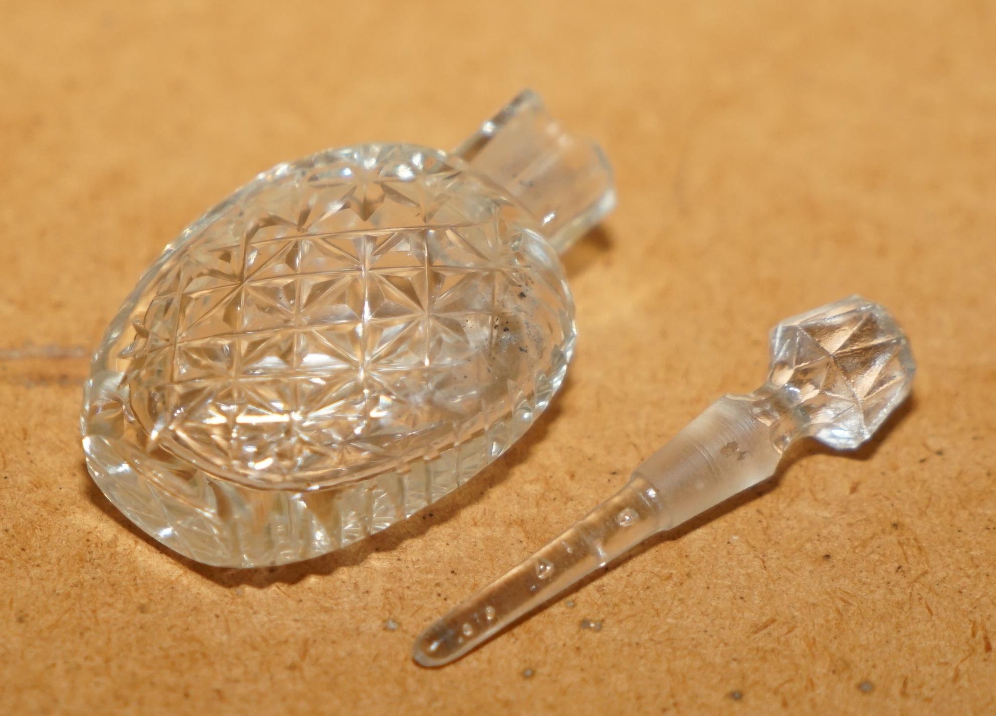 Robe de soirée collectionnable FINE ANTIQUE FUT GLASS CUT GLASS CRYSTAL TABLE PERFUME BOTTLE en vente 1