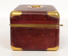 Raffinata scatola portagioie francese in pelle e ottone della fine del XIX secolo, firmata "M. G Paris".