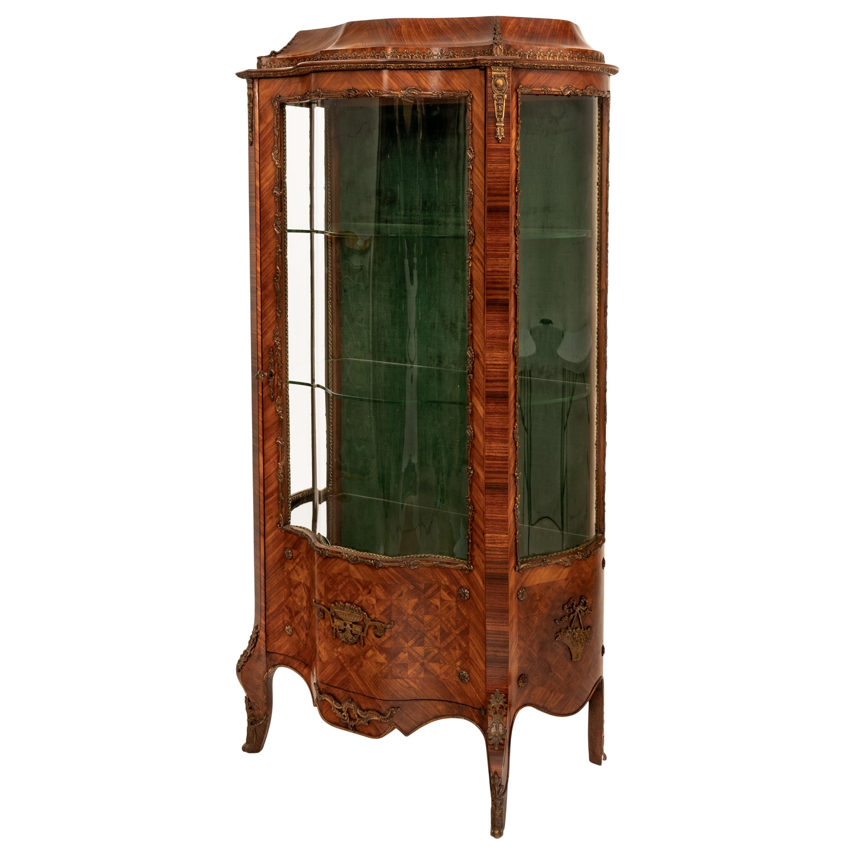 A very fine quality antique French Louis XV kingwood, marquetry & ormolu serpentine/bombe shaped vitrine cabinet, circa 1880.
The cabinet having finely cast bronze mounts and brackets to the top, with a single door having serpentine shaped glass