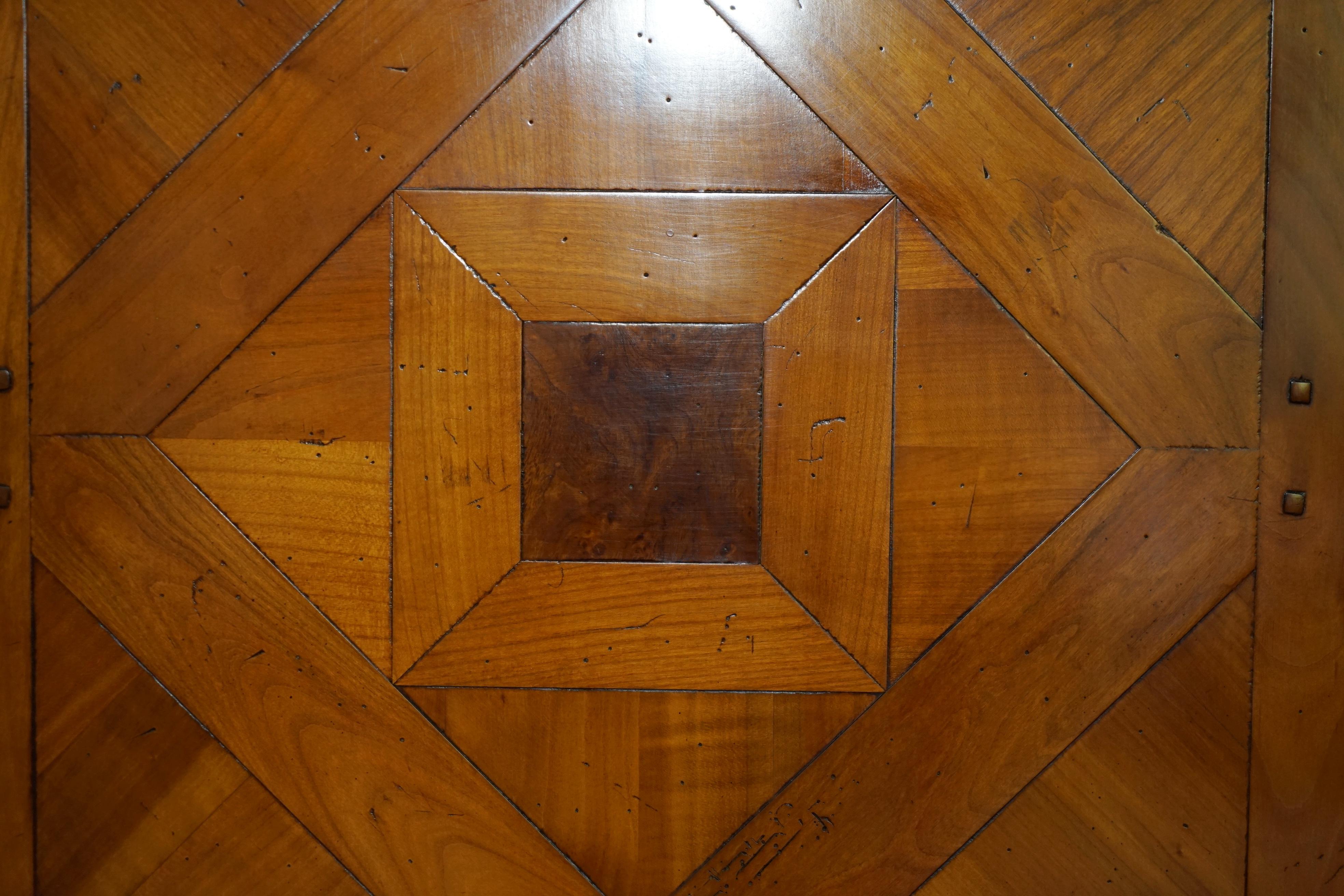 FINE ARMOIRE DI ARMADIO A PANNOCCHIA DI NOCE DI LOUIS XVI PARQUETRY FRANCESE in vendita 2
