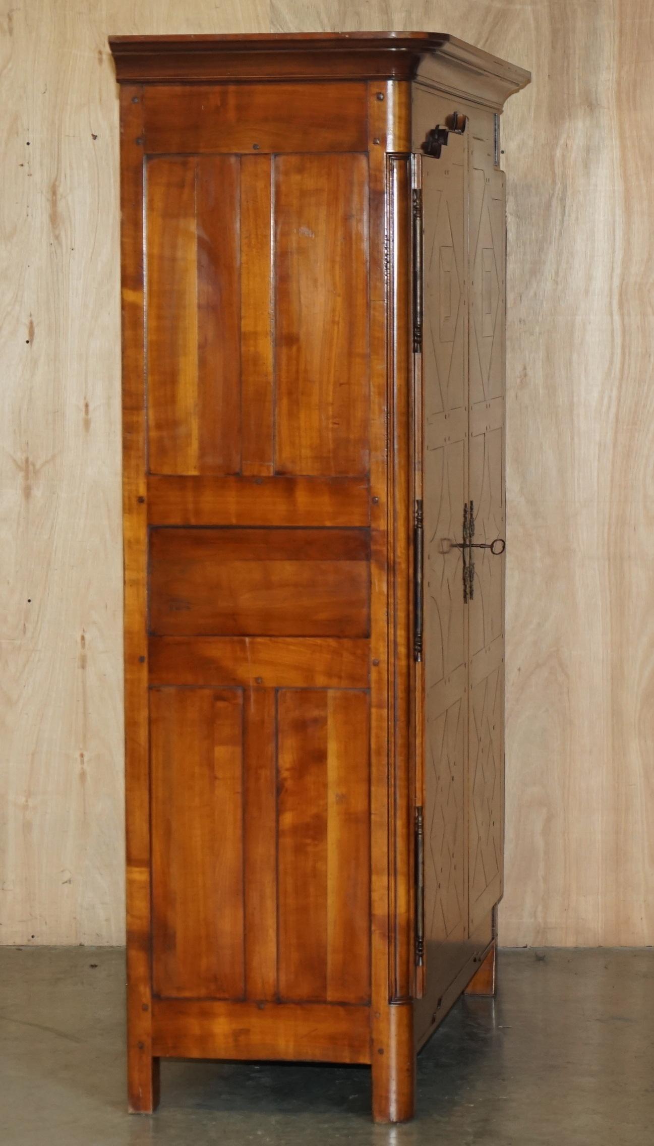 FINE ARMOIRE DI ARMADIO A PANNOCCHIA DI NOCE DI LOUIS XVI PARQUETRY FRANCESE in vendita 3