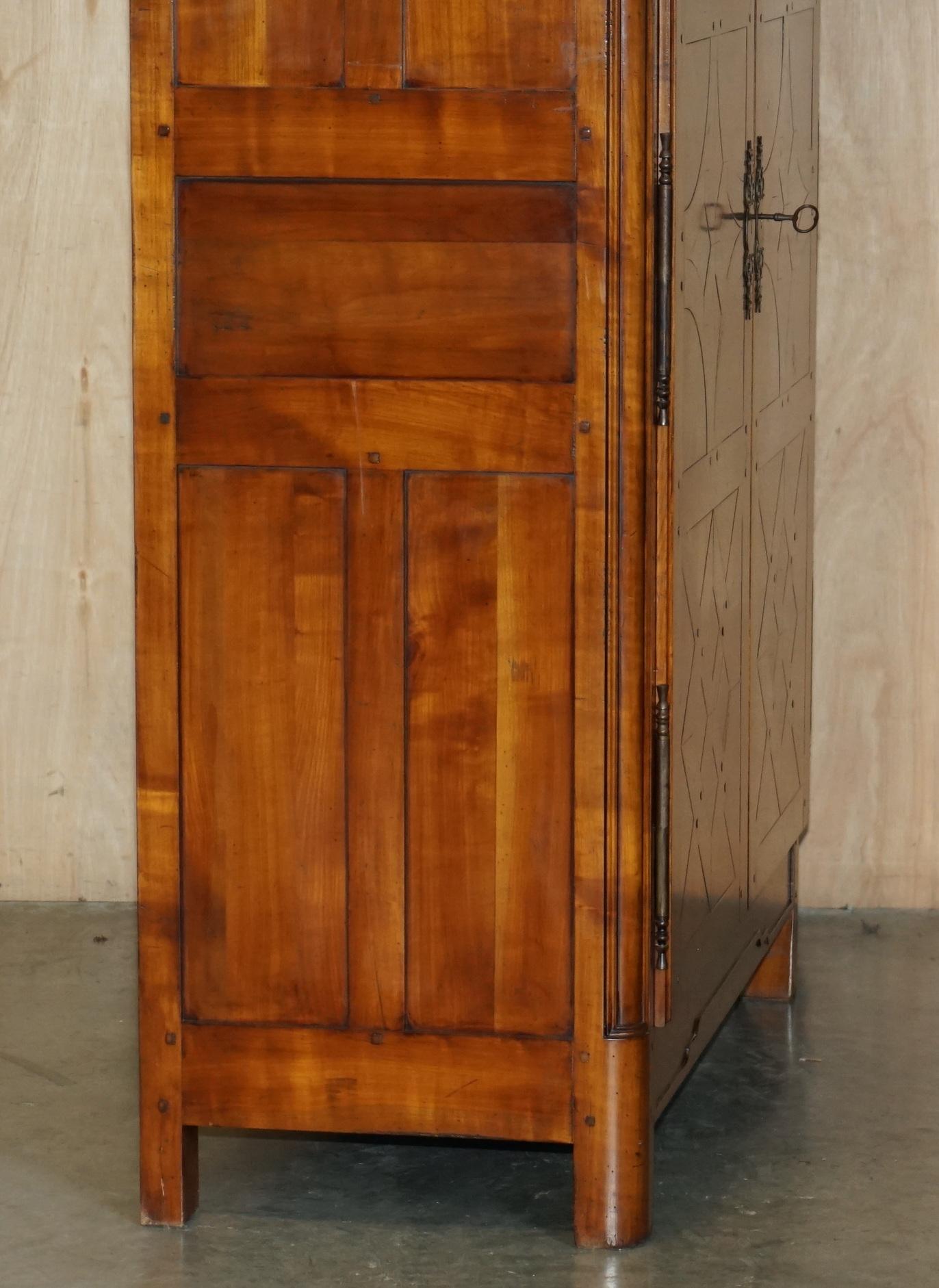 FINE ARMOIRE DI ARMADIO A PANNOCCHIA DI NOCE DI LOUIS XVI PARQUETRY FRANCESE in vendita 5