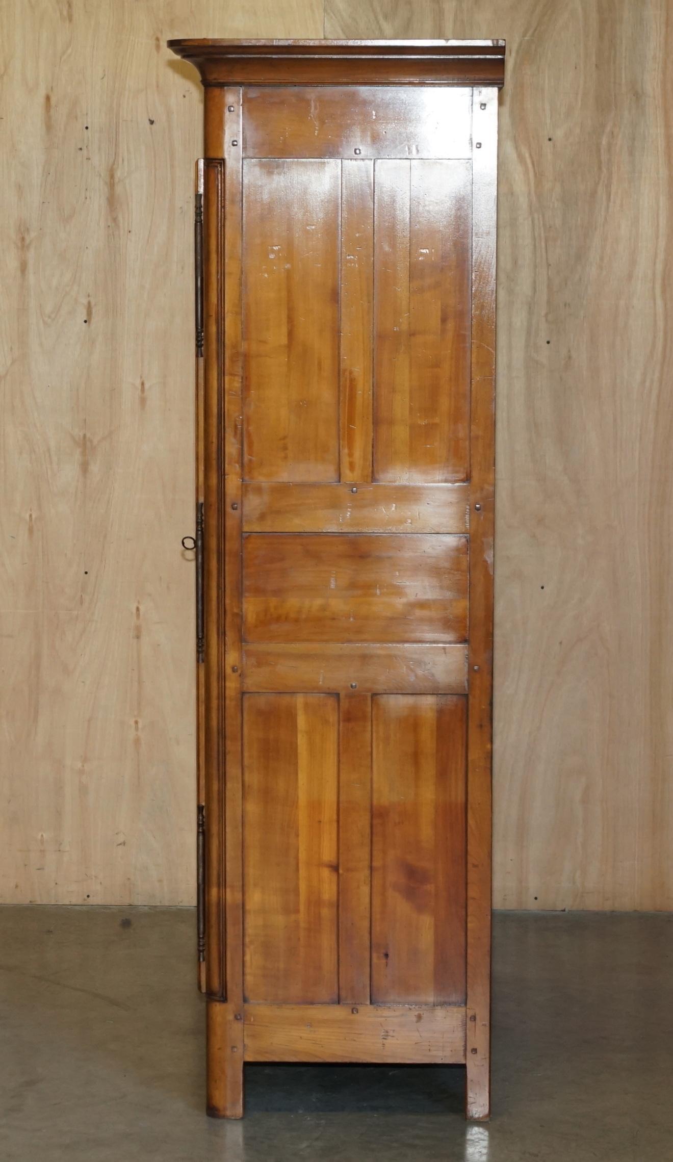 FINE ARMOIRE DI ARMADIO A PANNOCCHIA DI NOCE DI LOUIS XVI PARQUETRY FRANCESE in vendita 7