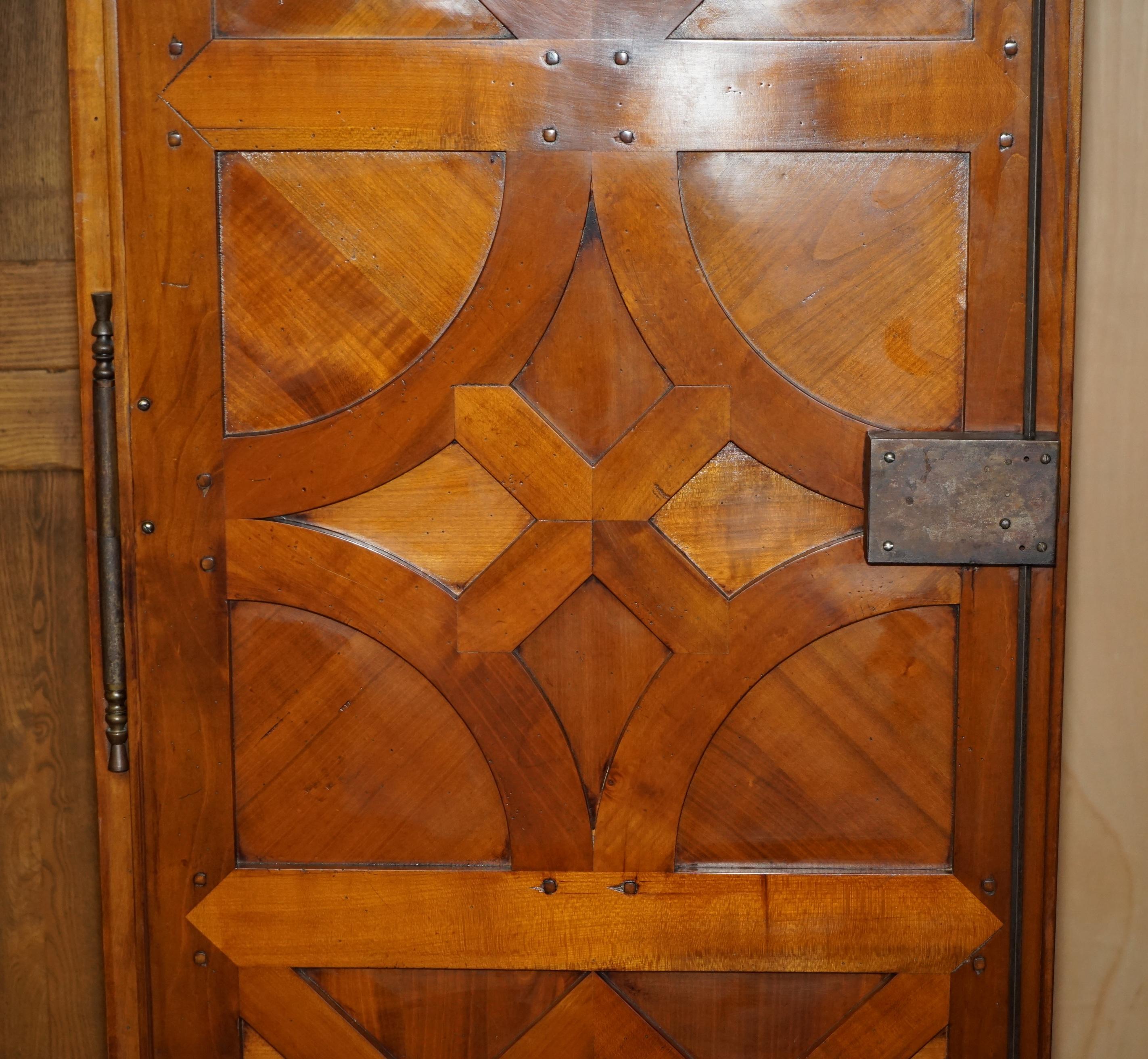 FINE ARMOIRE DI ARMADIO A PANNOCCHIA DI NOCE DI LOUIS XVI PARQUETRY FRANCESE in vendita 11
