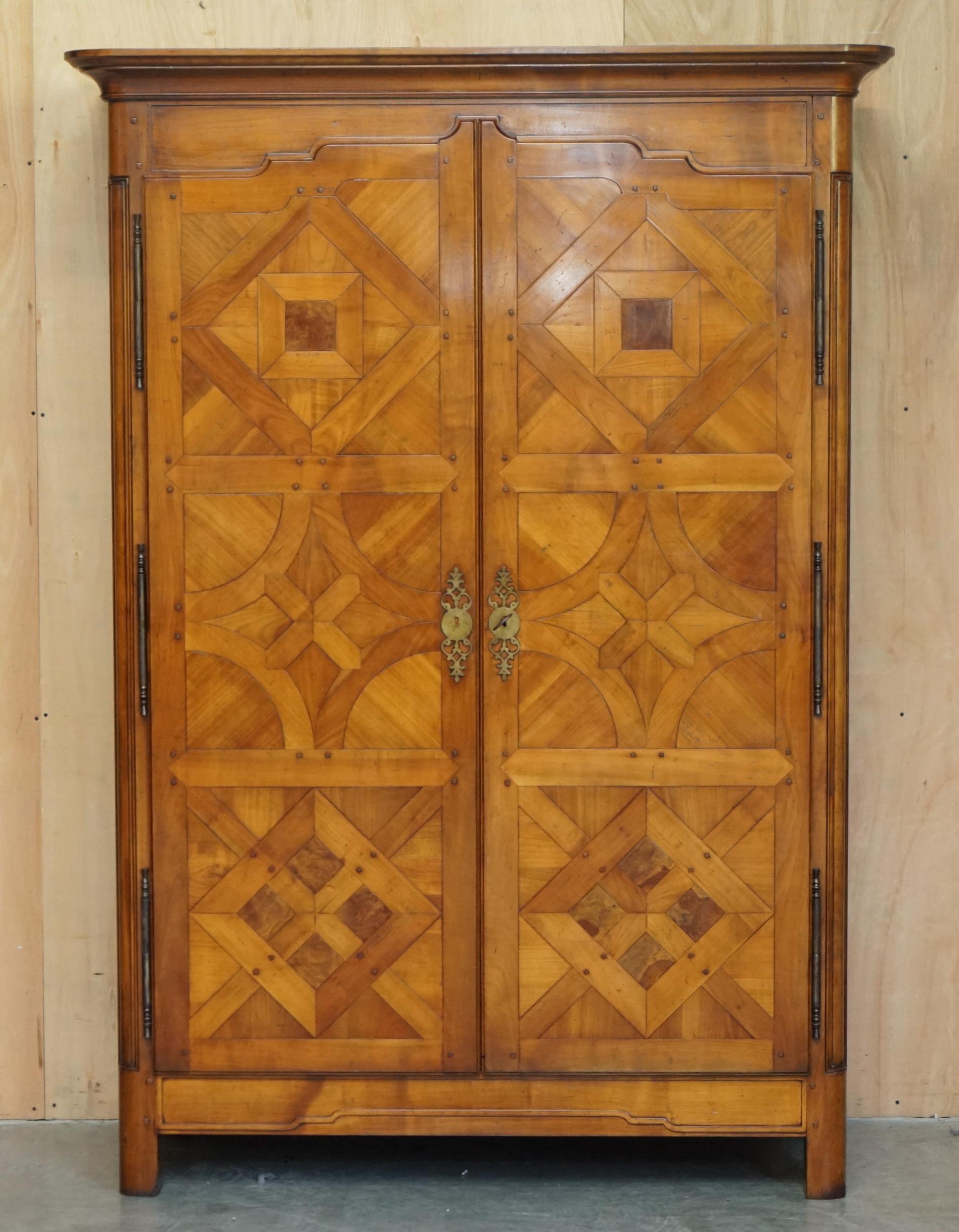 Casa Reale Antiquariato

Royal House Antiques è lieta di offrire in vendita questo splendido armadio o armoire in parquet realizzato a mano in Francia nel 1860-1880 circa. 

Tieni presente che le spese di spedizione indicate sono solo indicative e