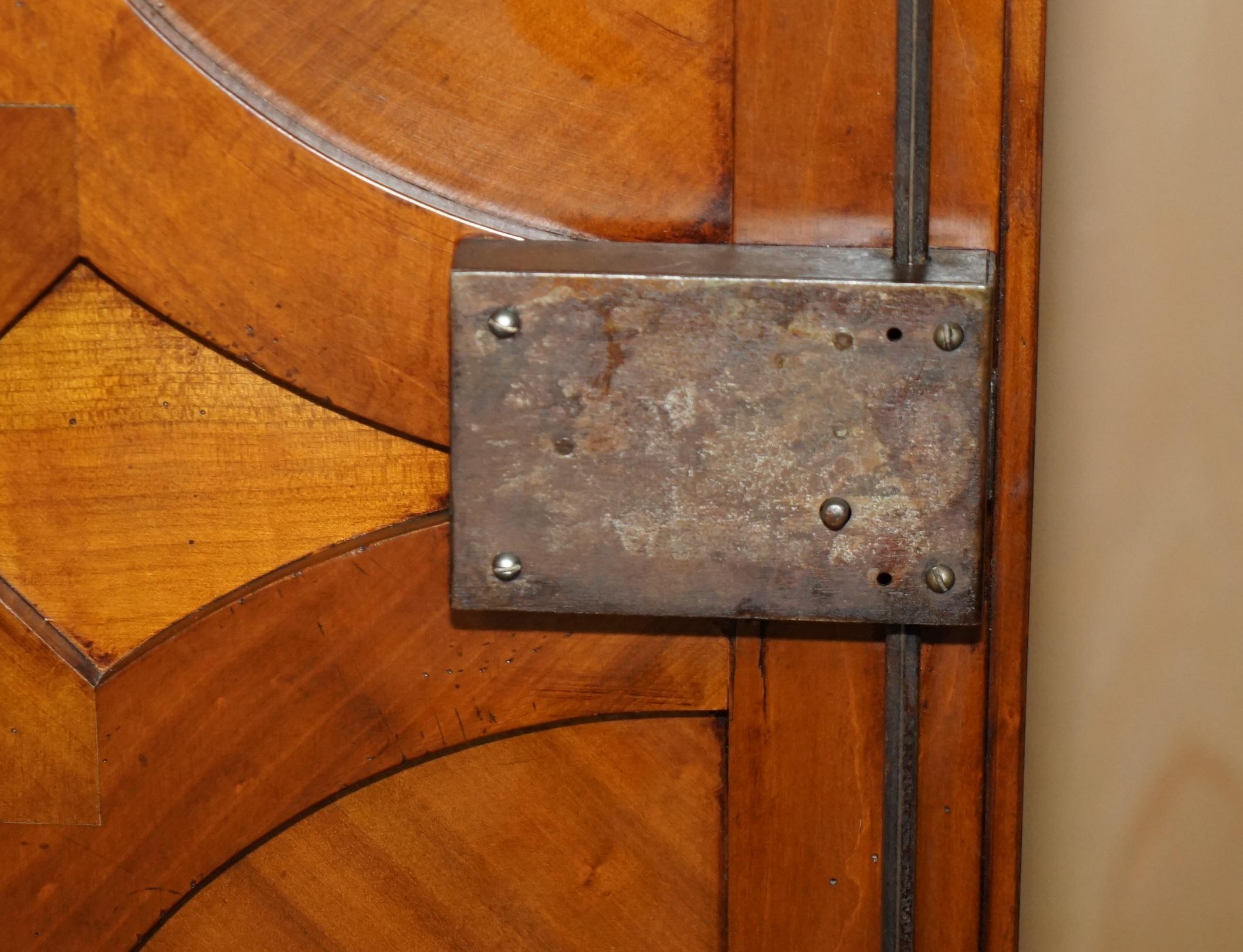 FINE ARMOIRE DI ARMADIO A PANNOCCHIA DI NOCE DI LOUIS XVI PARQUETRY FRANCESE in vendita 12