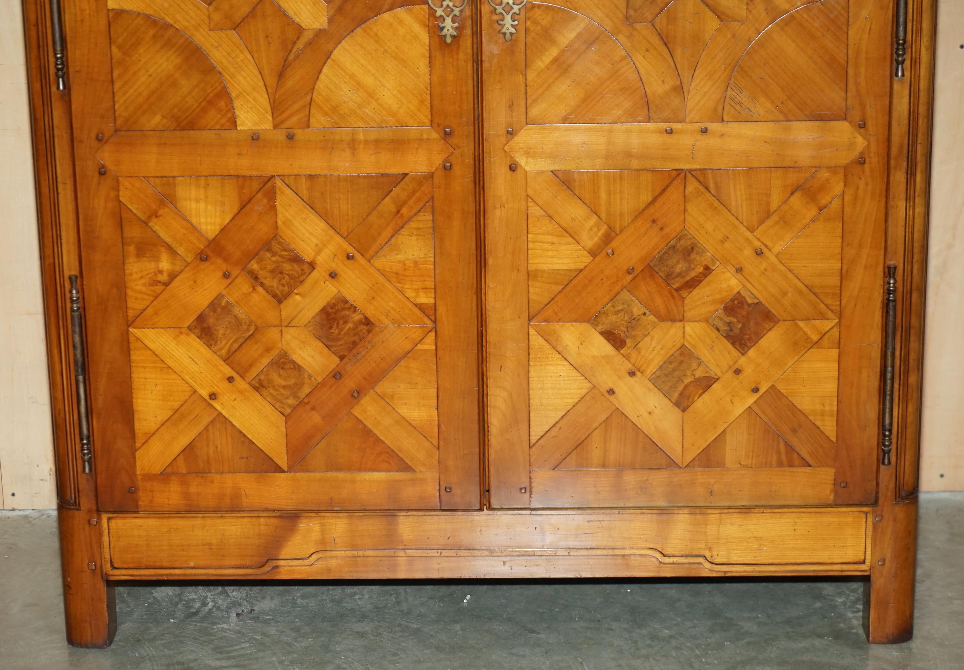 Luigi XVI FINE ARMOIRE DI ARMADIO A PANNOCCHIA DI NOCE DI LOUIS XVI PARQUETRY FRANCESE in vendita