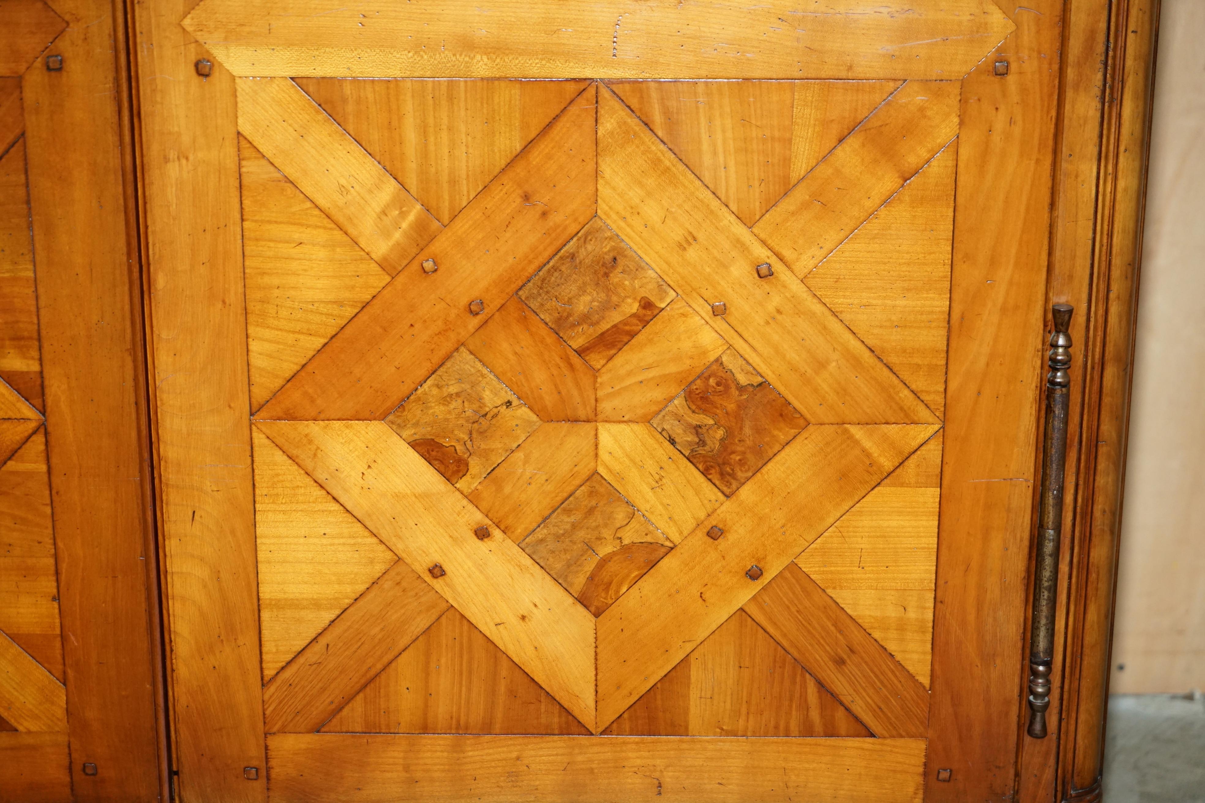 Francese FINE ARMOIRE DI ARMADIO A PANNOCCHIA DI NOCE DI LOUIS XVI PARQUETRY FRANCESE in vendita