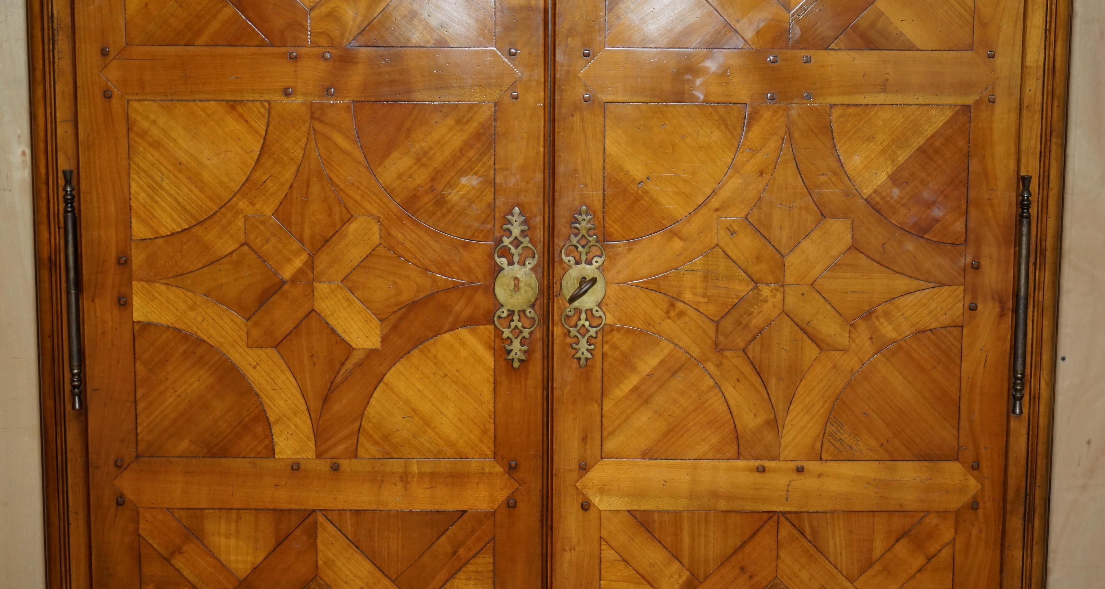 Fatto a mano FINE ARMOIRE DI ARMADIO A PANNOCCHIA DI NOCE DI LOUIS XVI PARQUETRY FRANCESE in vendita