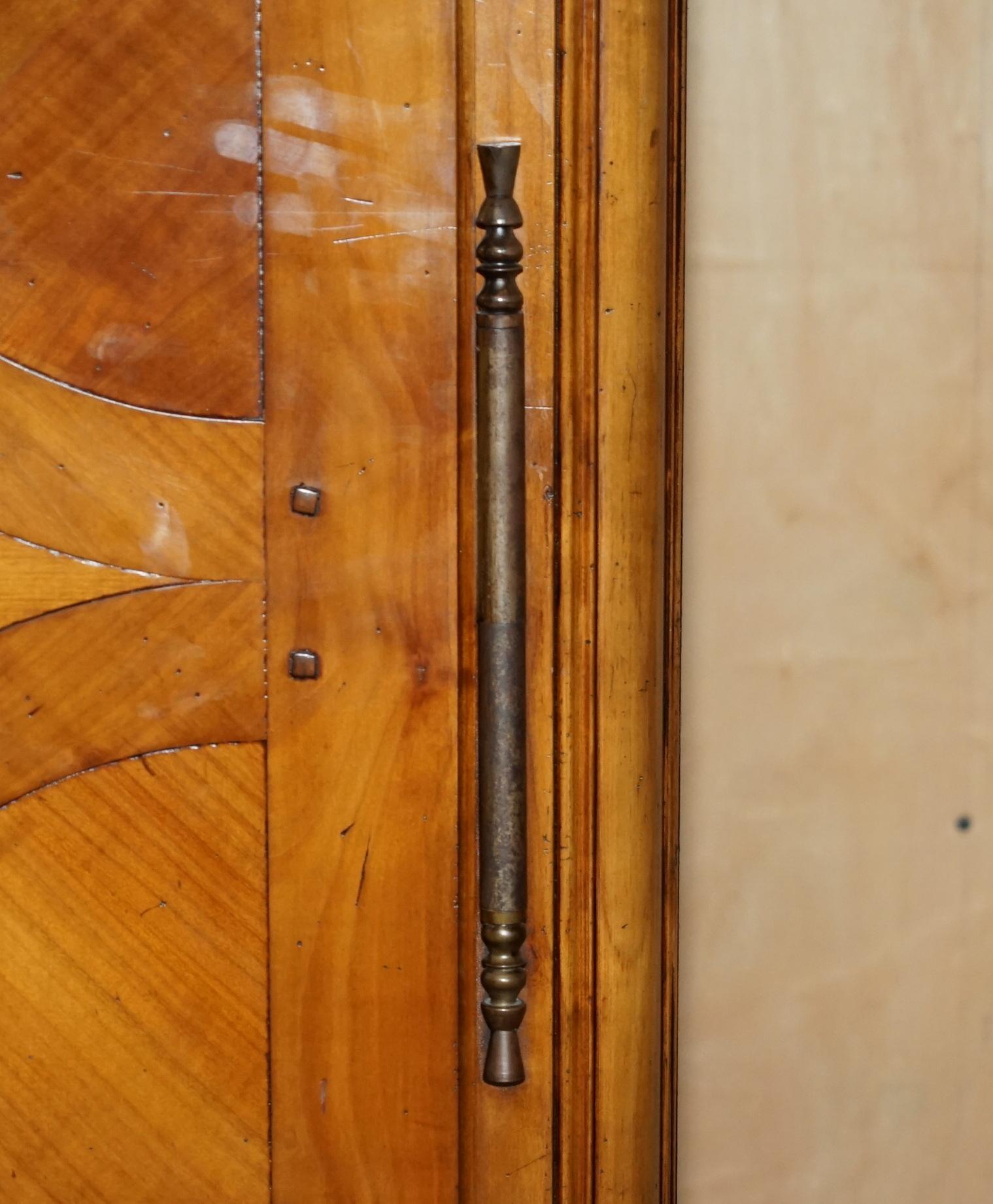 FINE ARMOIRE DI ARMADIO A PANNOCCHIA DI NOCE DI LOUIS XVI PARQUETRY FRANCESE In condizioni buone in vendita a West Sussex, Pulborough