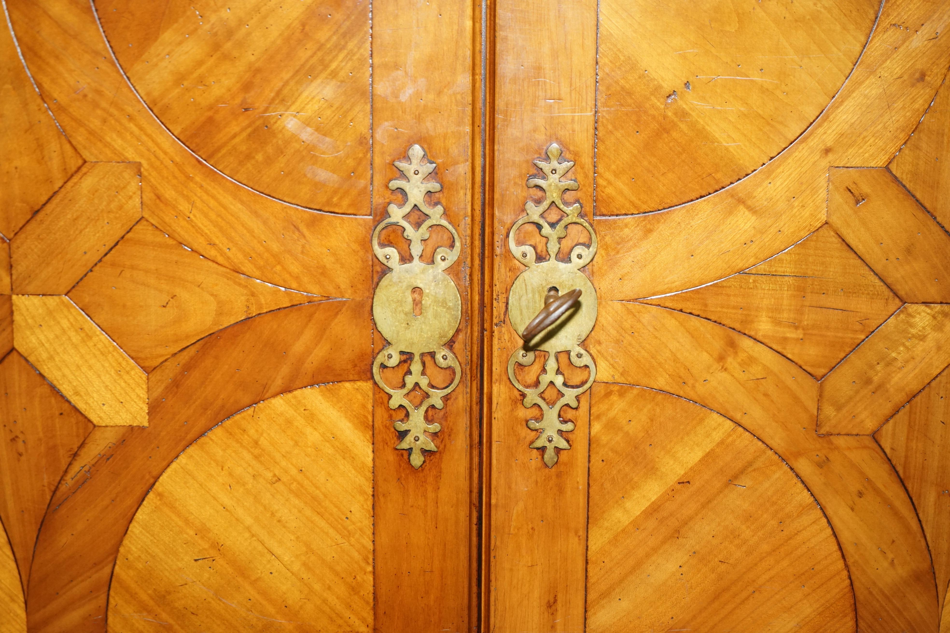 Metà XIX secolo FINE ARMOIRE DI ARMADIO A PANNOCCHIA DI NOCE DI LOUIS XVI PARQUETRY FRANCESE in vendita
