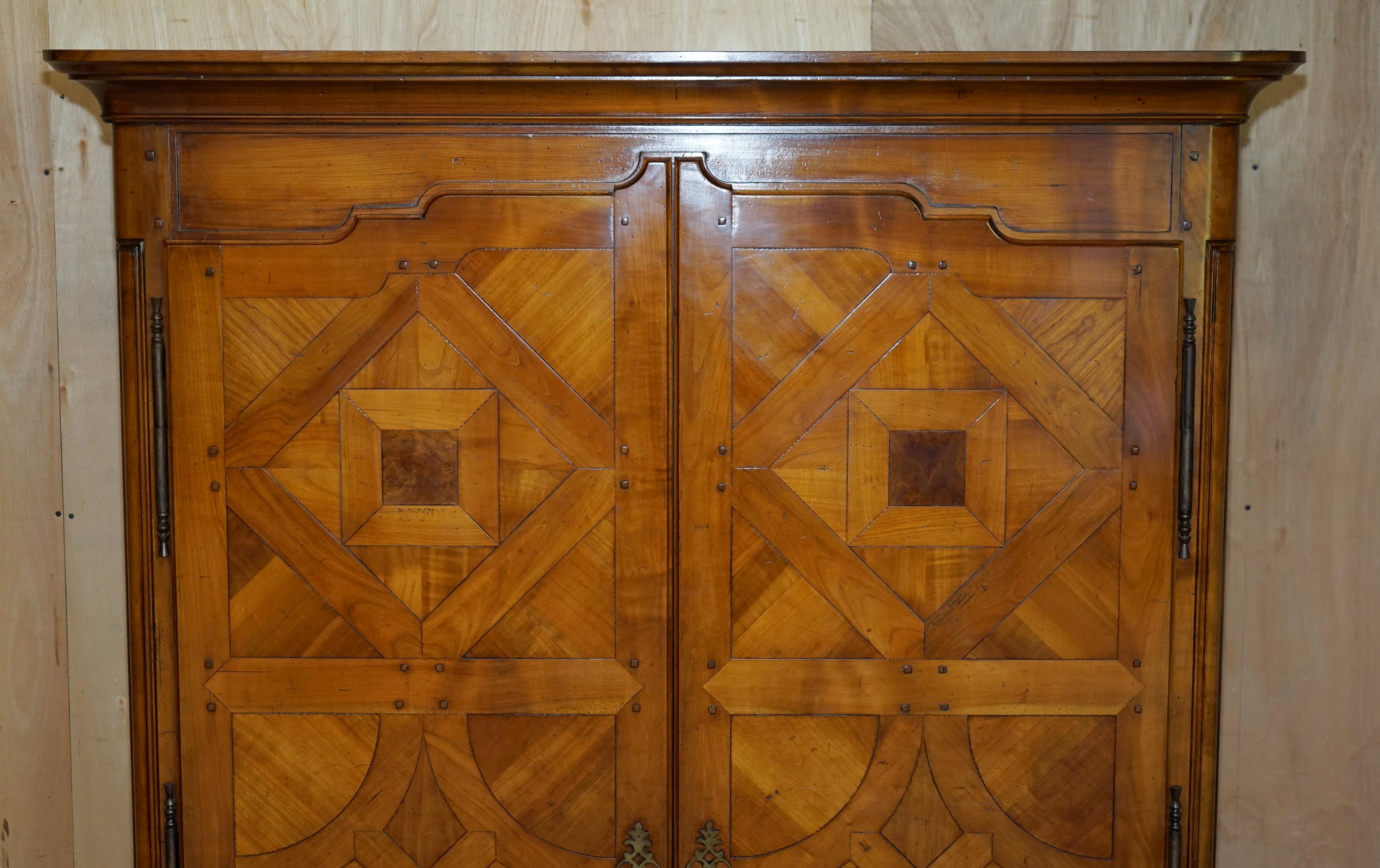 FINE ARMOIRE DI ARMADIO A PANNOCCHIA DI NOCE DI LOUIS XVI PARQUETRY FRANCESE in vendita 1